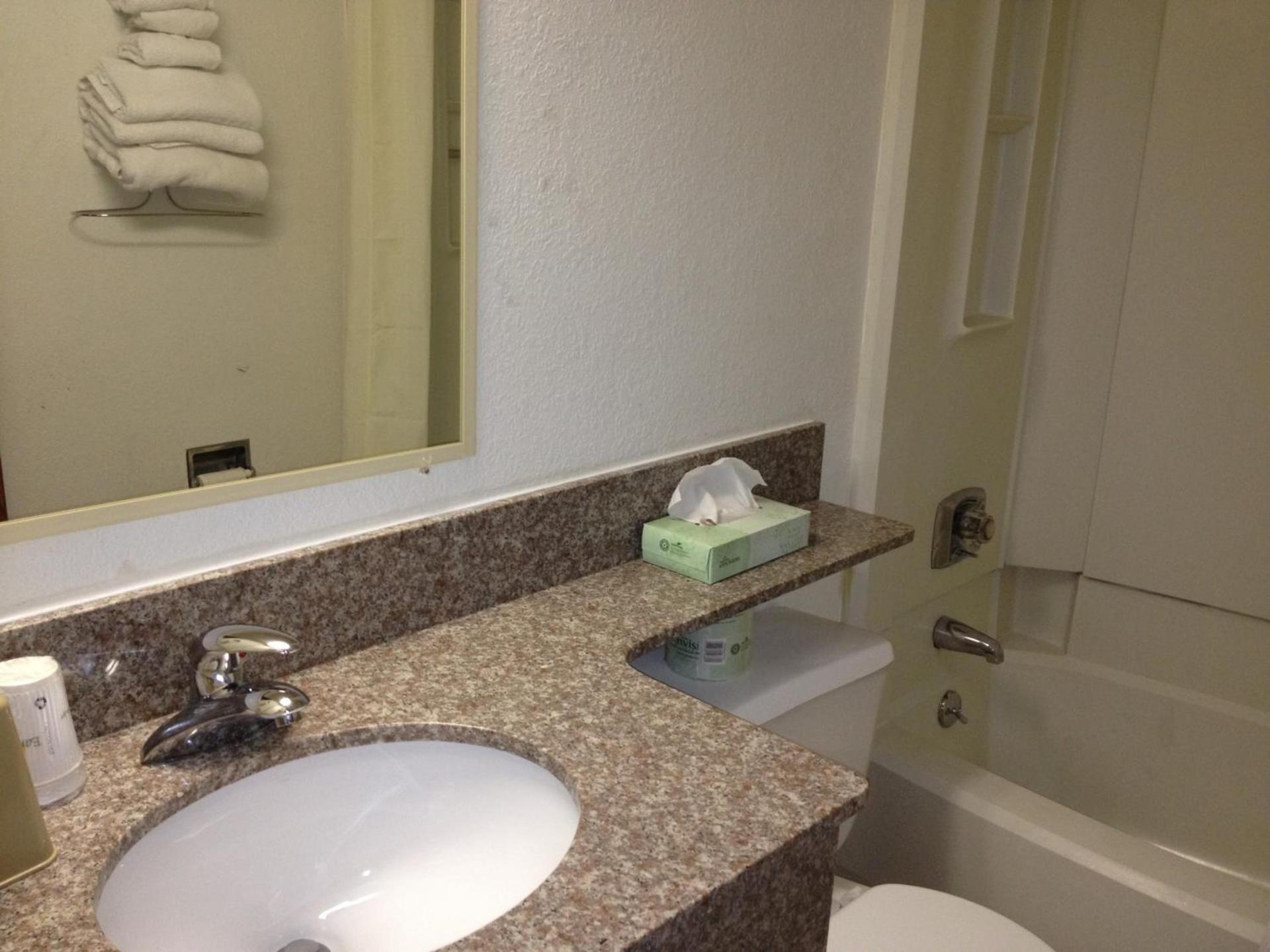 Travelodge by Wyndham Muskegon photo 13