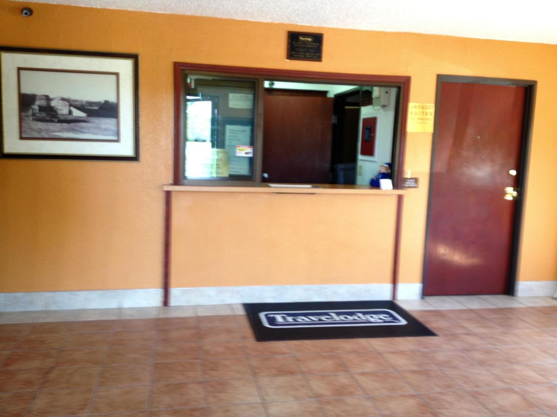 Travelodge by Wyndham Muskegon photo 30