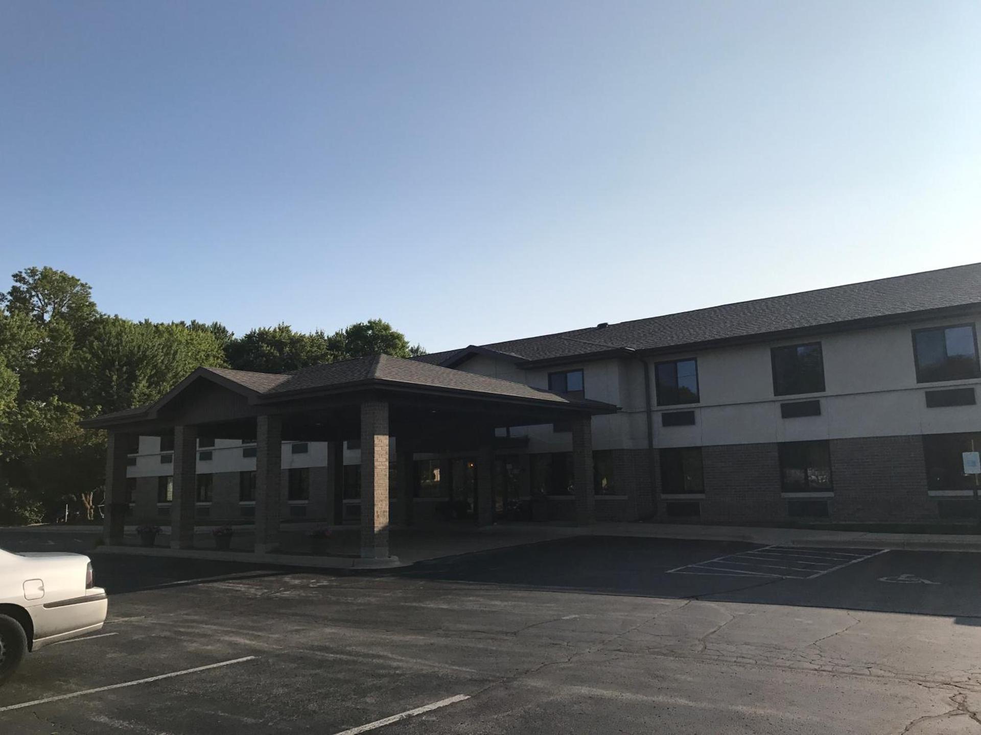 Econo Lodge Inn & Suites Oconto photo 1