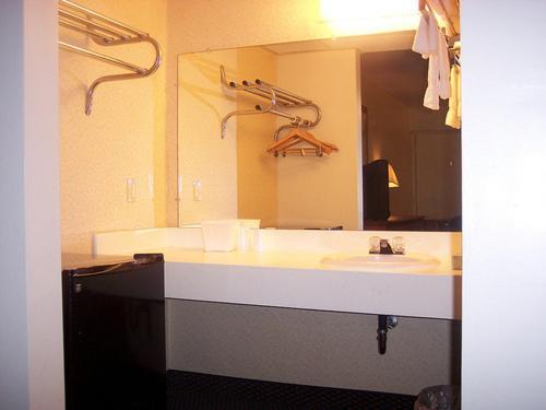 Red Carpet Inn (formerly Royal Inn) photo 9