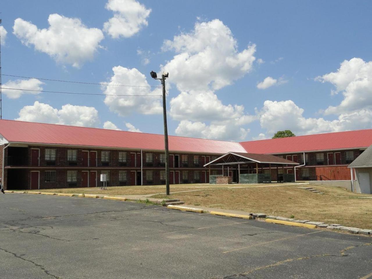 Red Carpet Inn (formerly Royal Inn) photo 1