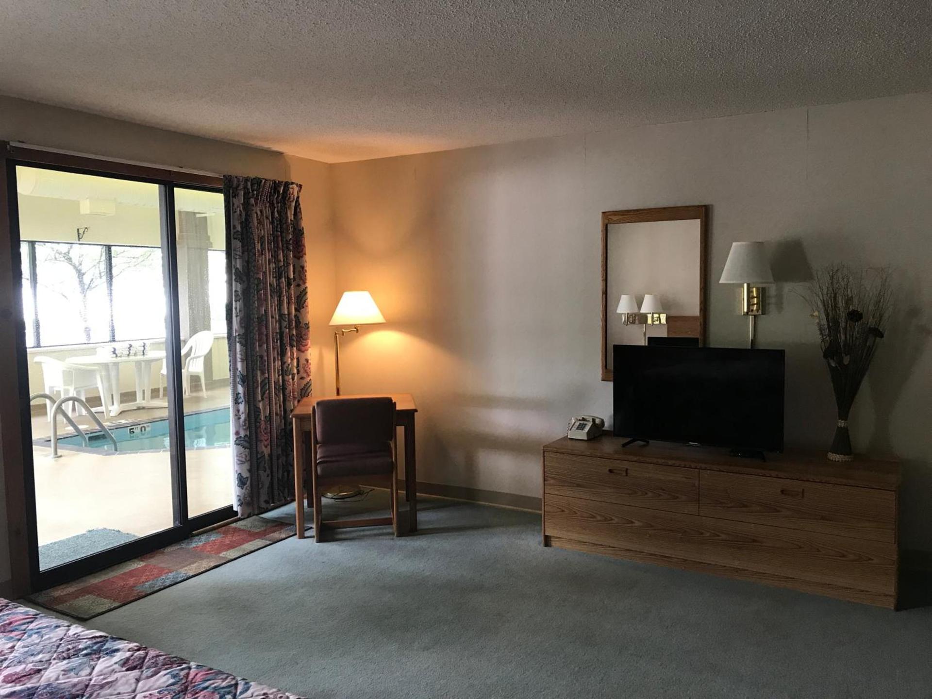 Econo Lodge Inn & Suites Oconto photo 17
