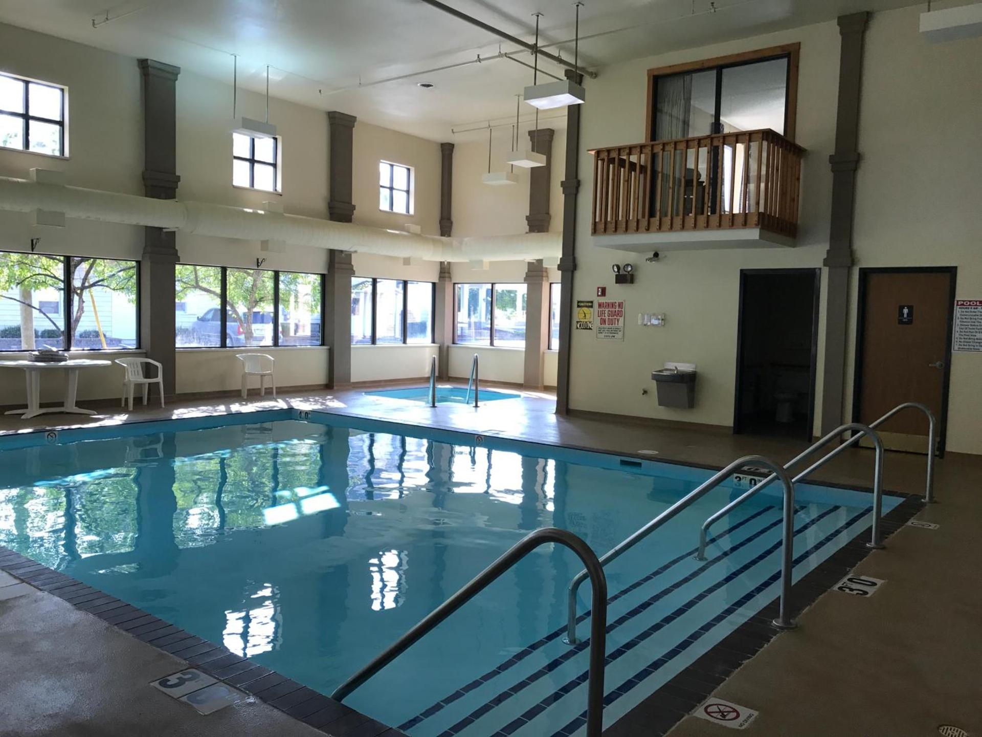 Econo Lodge Inn & Suites Oconto photo 13