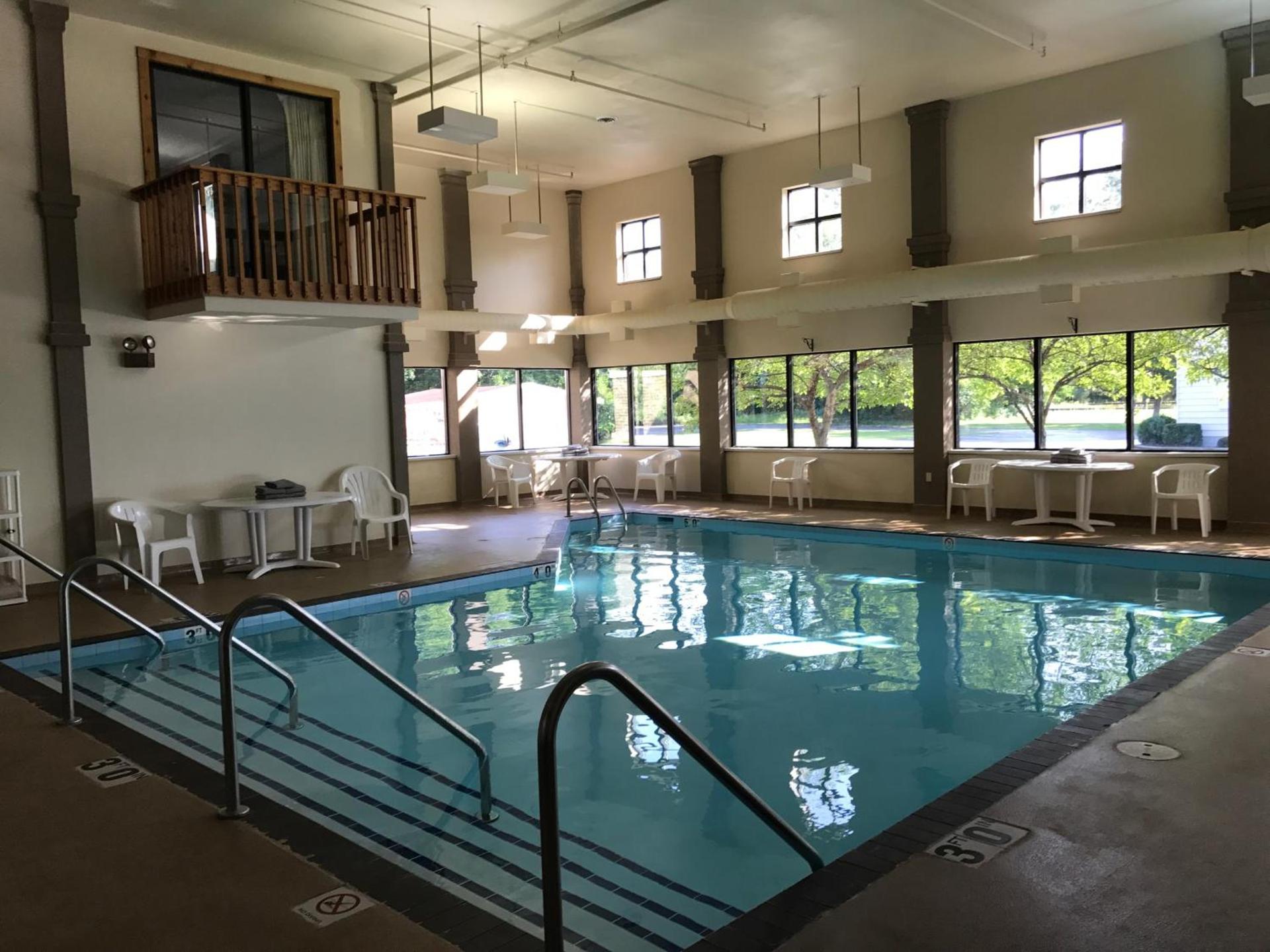 Econo Lodge Inn & Suites Oconto photo 12