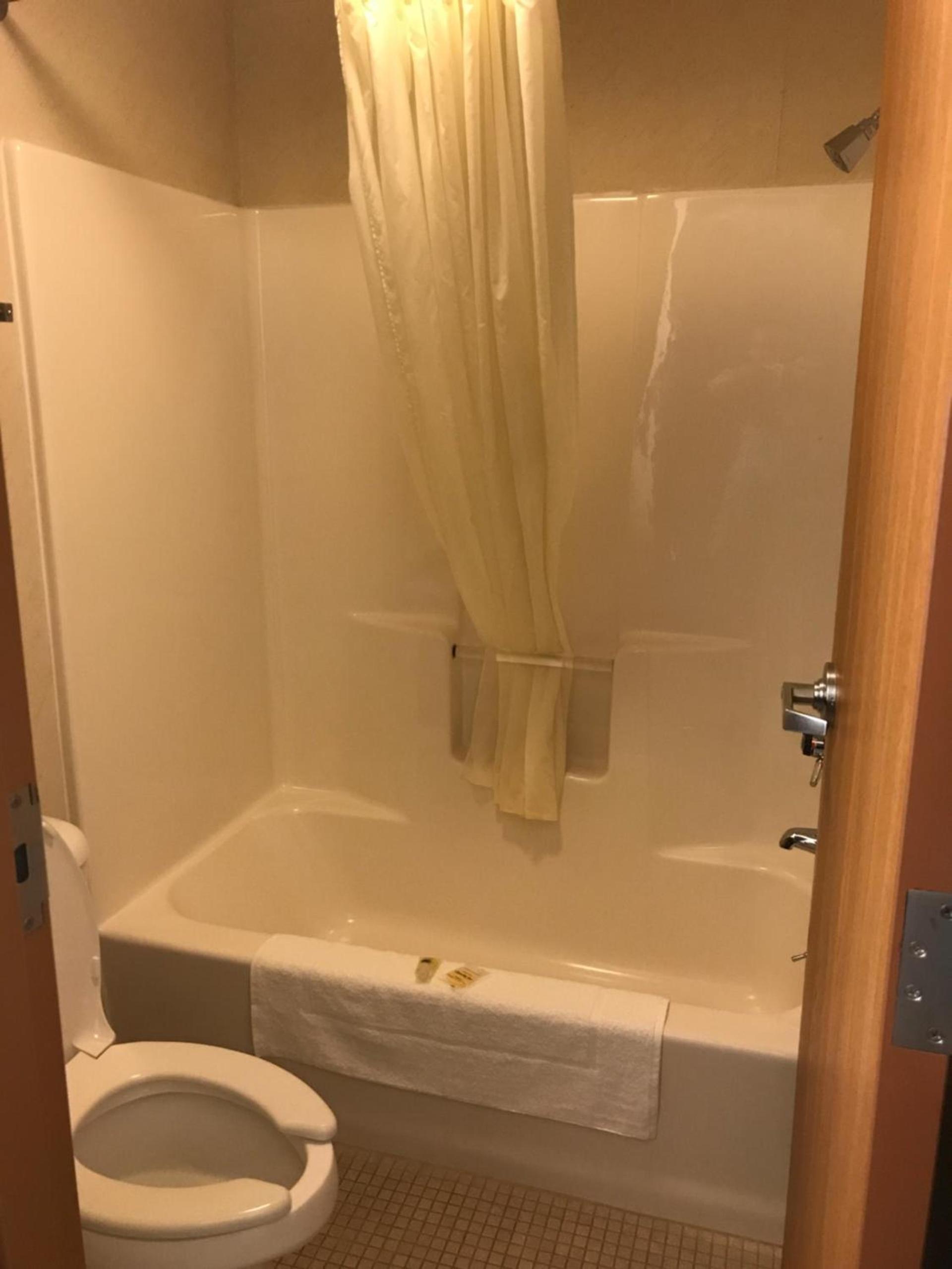 Econo Lodge Inn & Suites Oconto photo 7