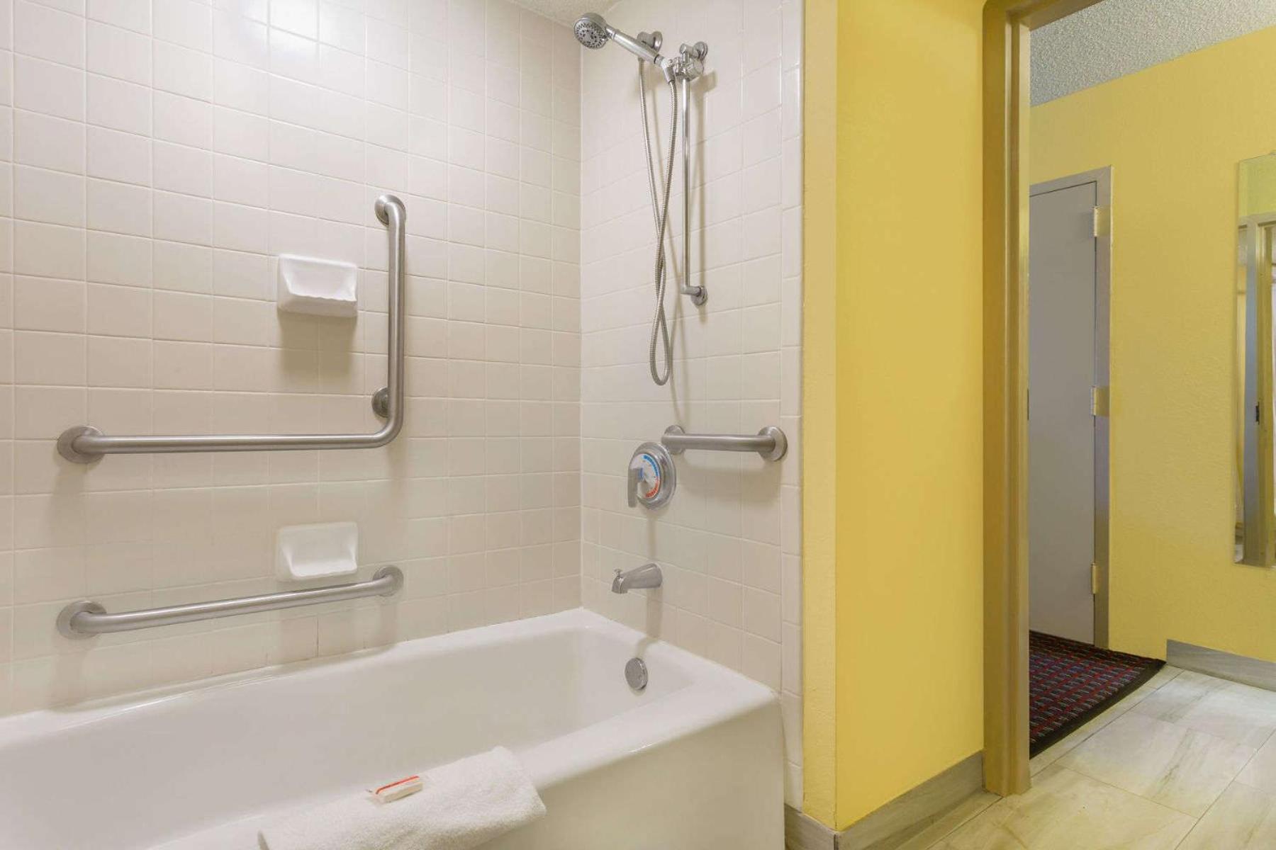 Days Inn by Wyndham Mocksville photo 21