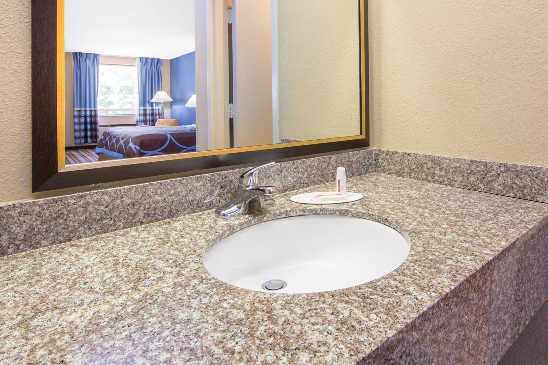 Super 8 by Wyndham Dothan photo 29