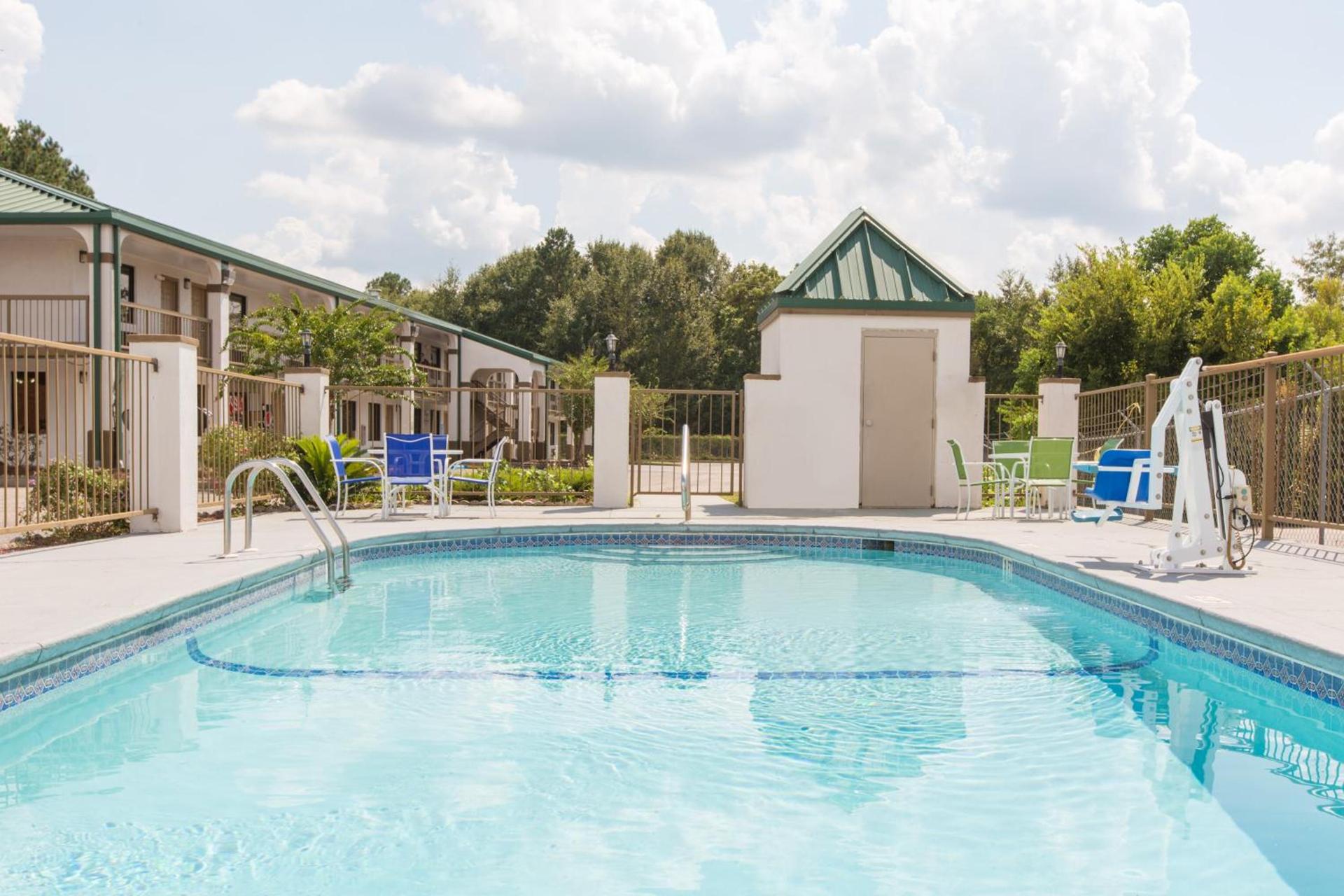 Super 8 by Wyndham Dothan photo 22