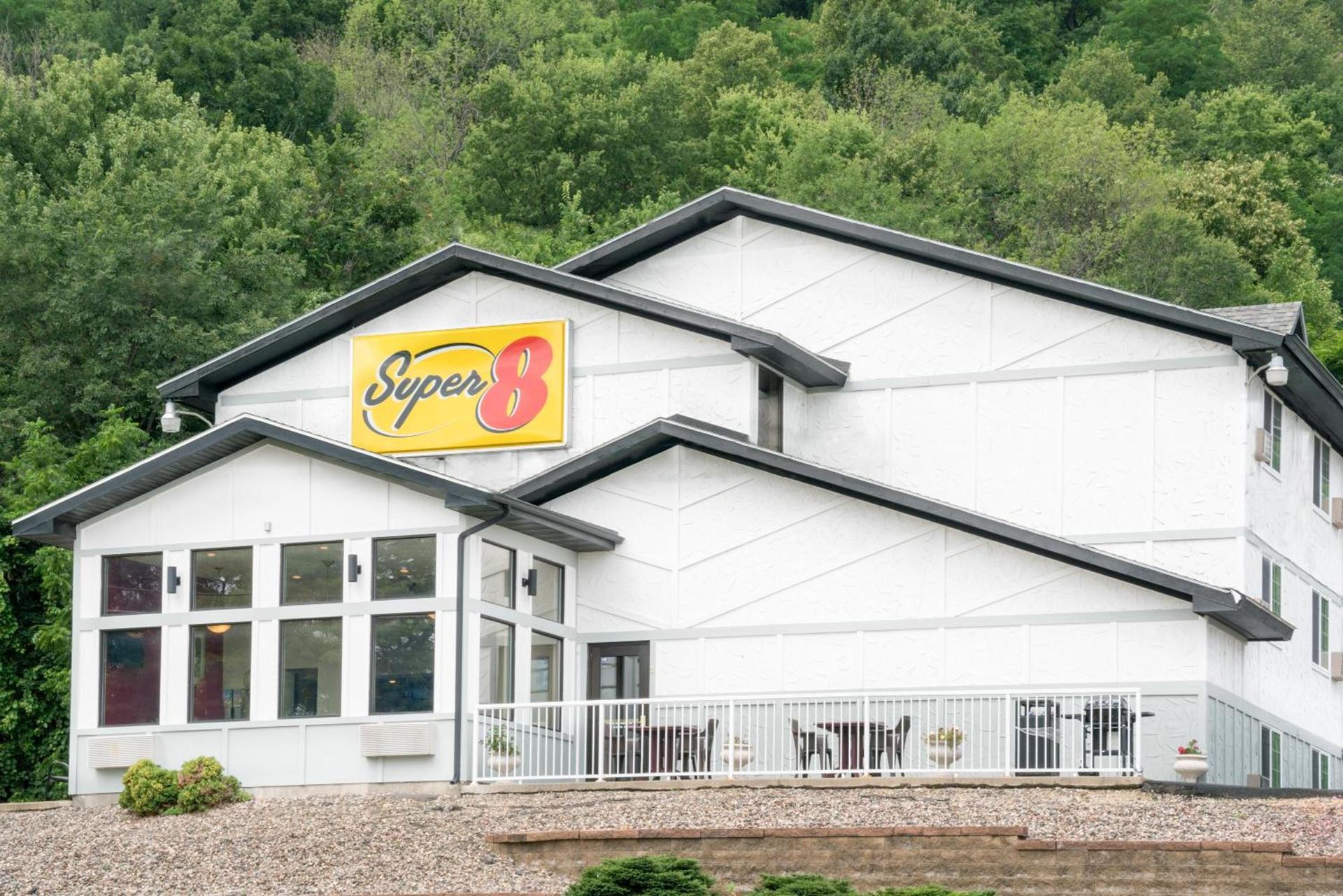 Super 8 by Wyndham Winona MN photo 20