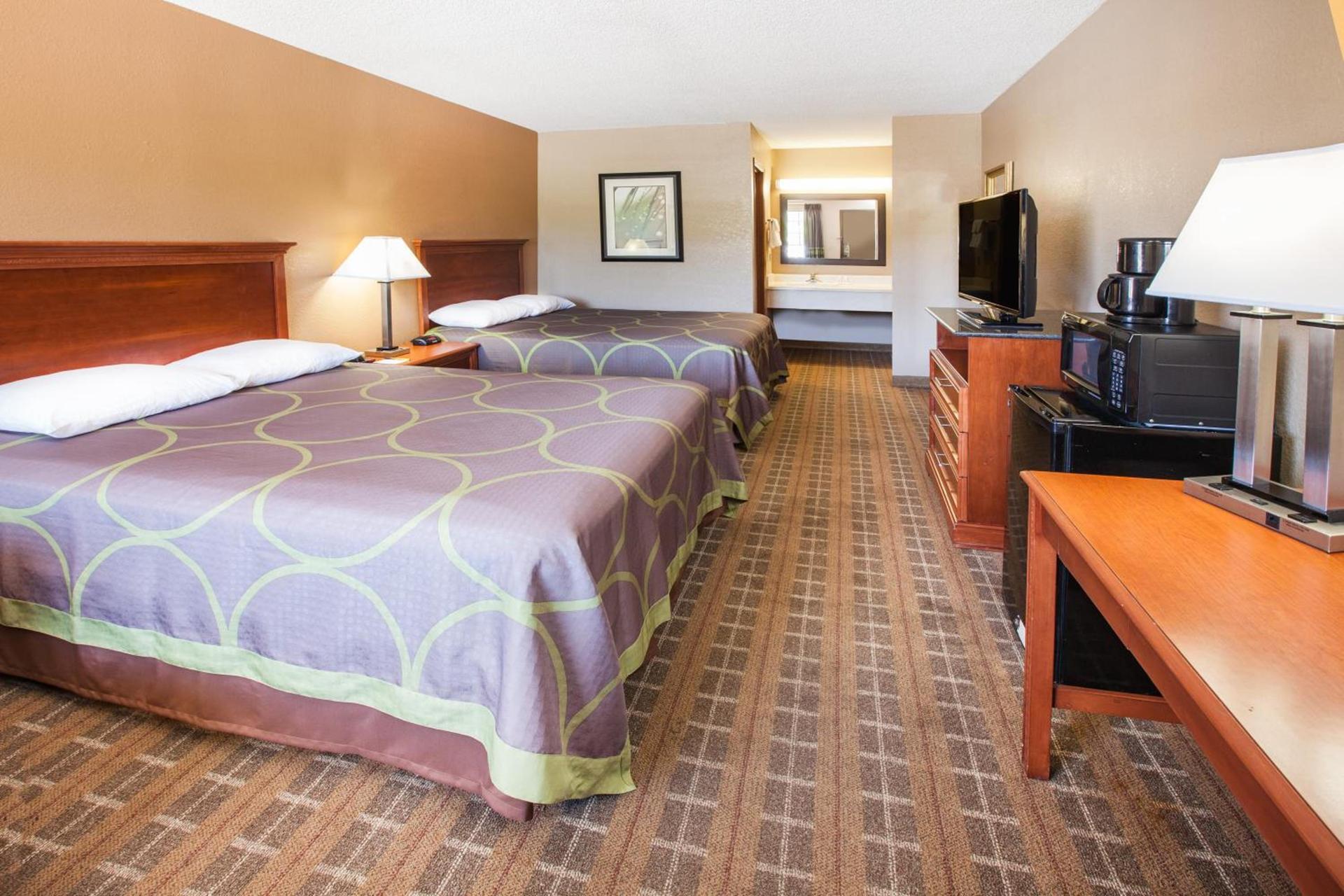 Super 8 by Wyndham Clinton photo 15