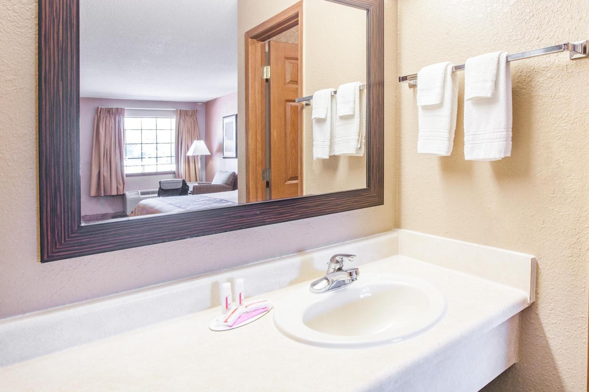 Super 8 by Wyndham Clinton photo 17