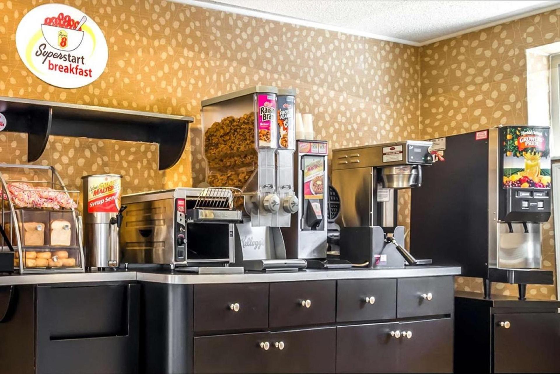 Super 8 by Wyndham North Bergen NJ/NYC Area photo 4