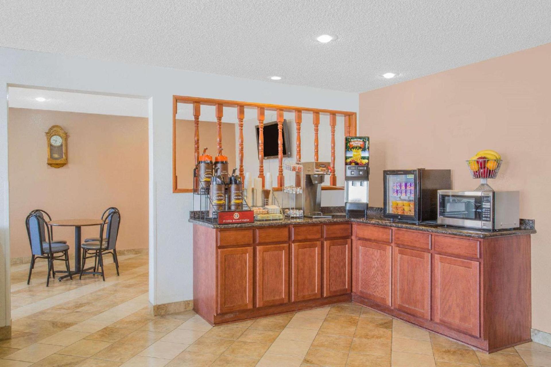 Super 8 by Wyndham Winnemucca NV photo 39