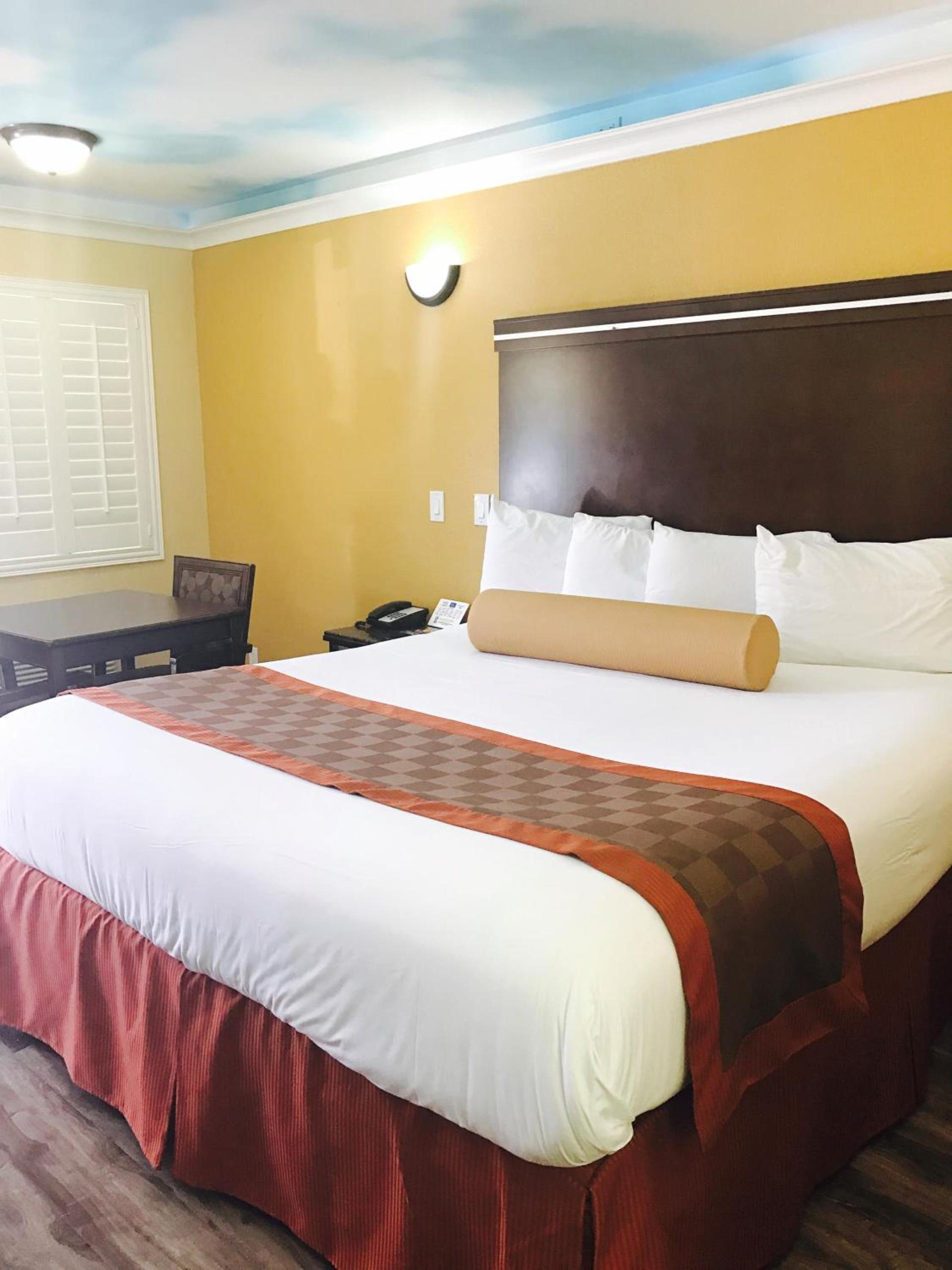 Hollywood Palms Inns & Suites photo 16