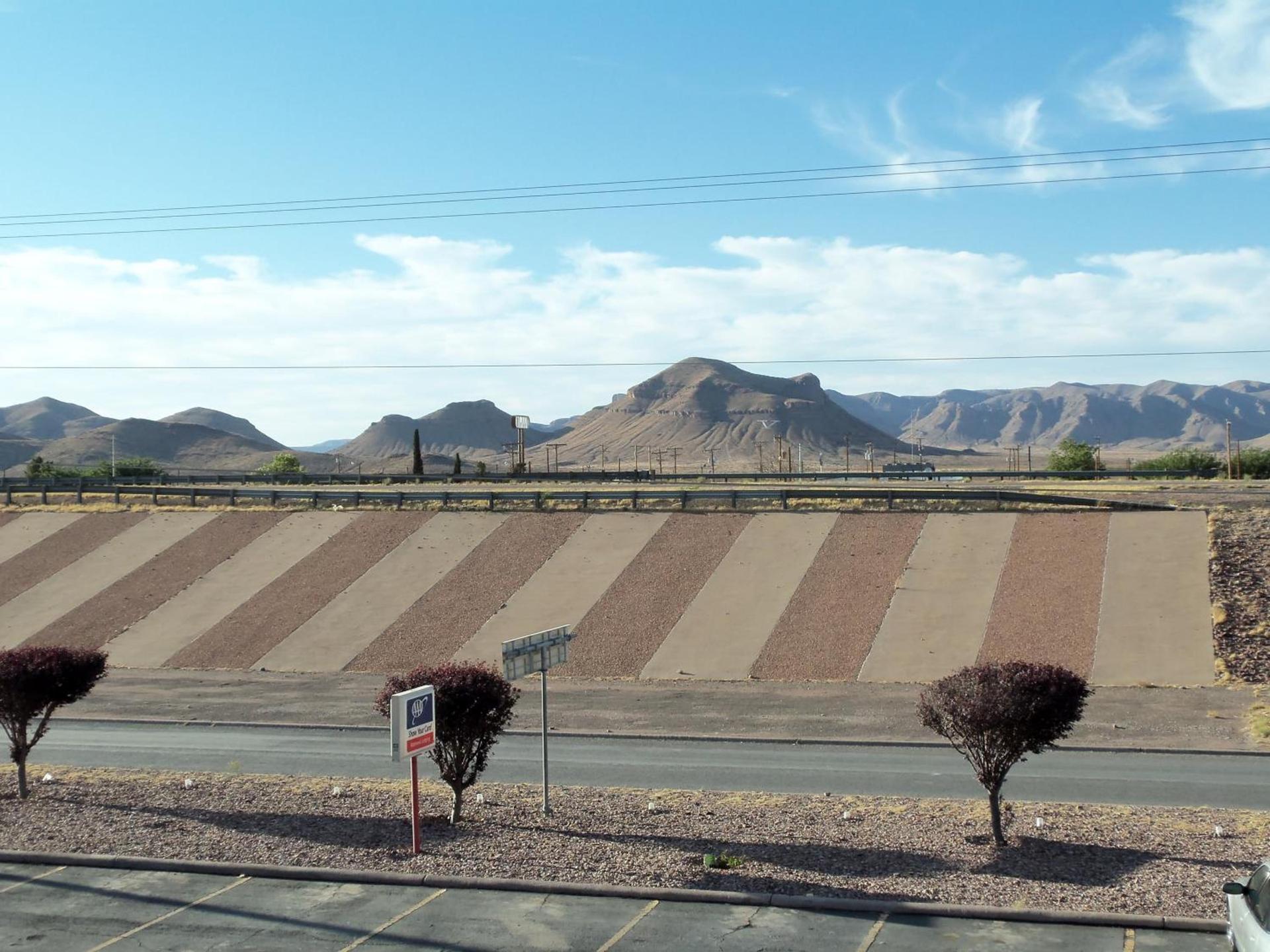 Super 8 by Wyndham Van Horn photo 31