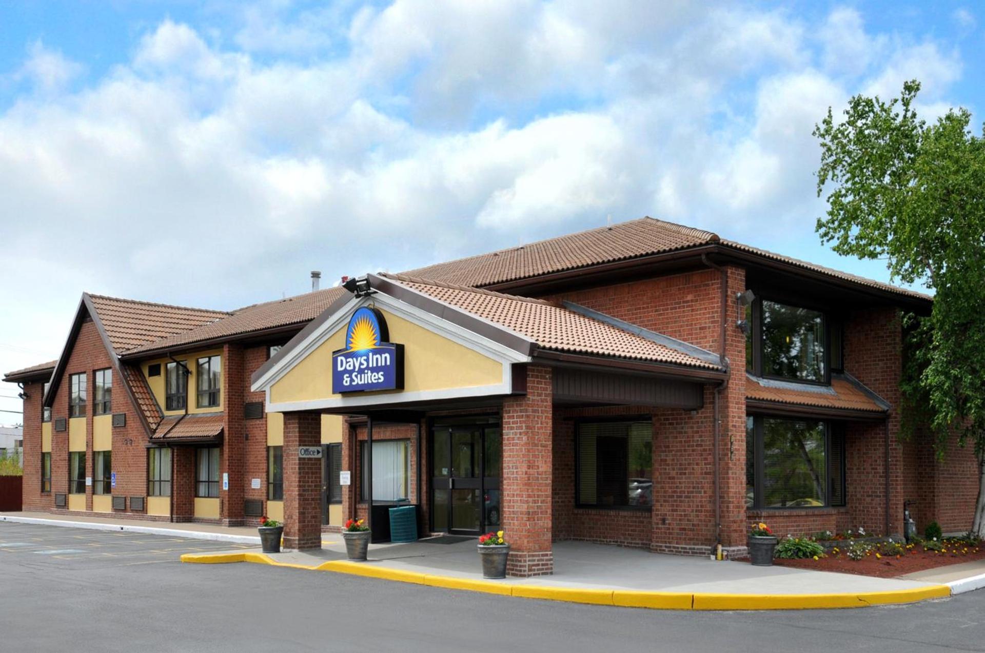 Days Inn by Wyndham Utica photo 25