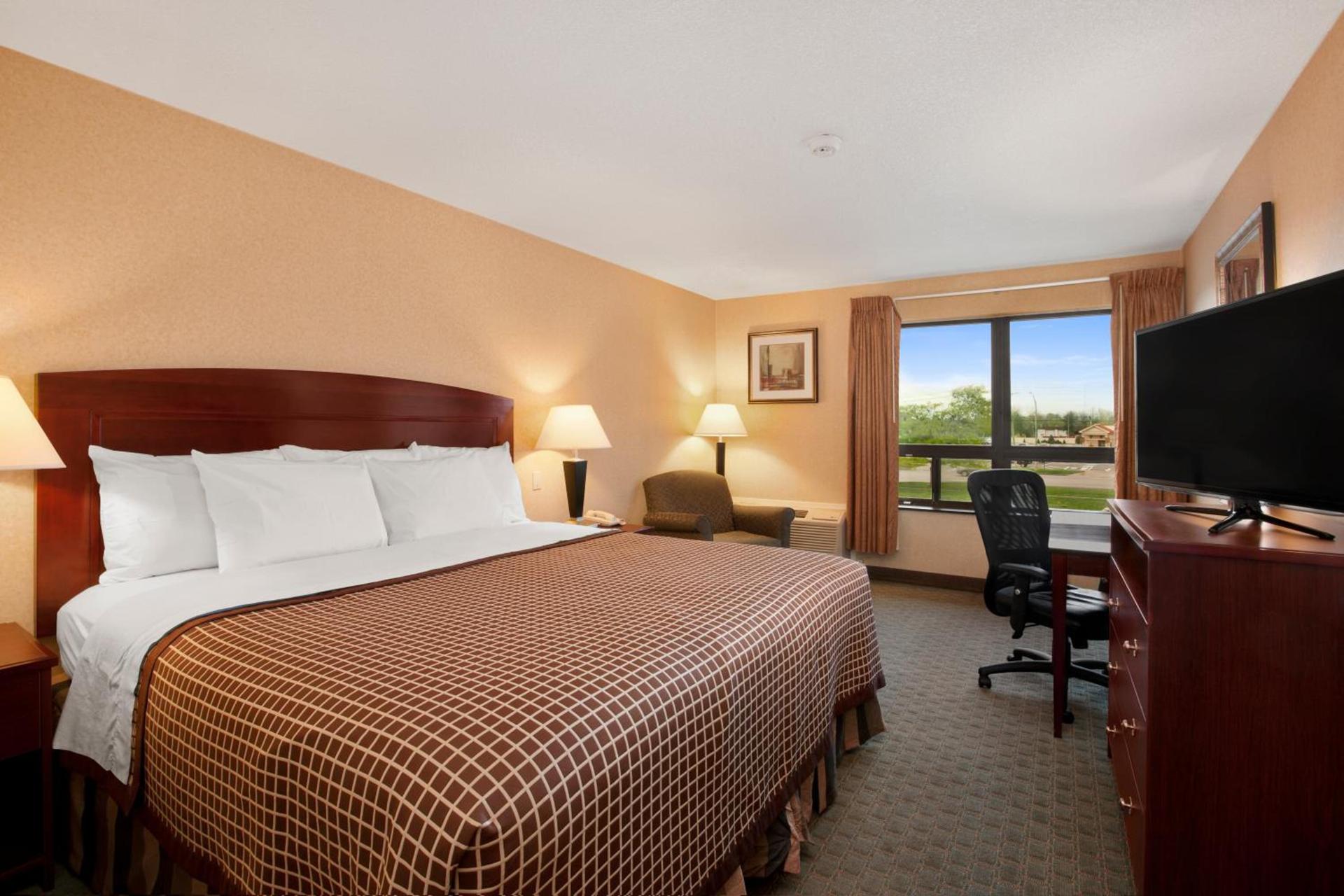 Days Inn by Wyndham Utica photo 24