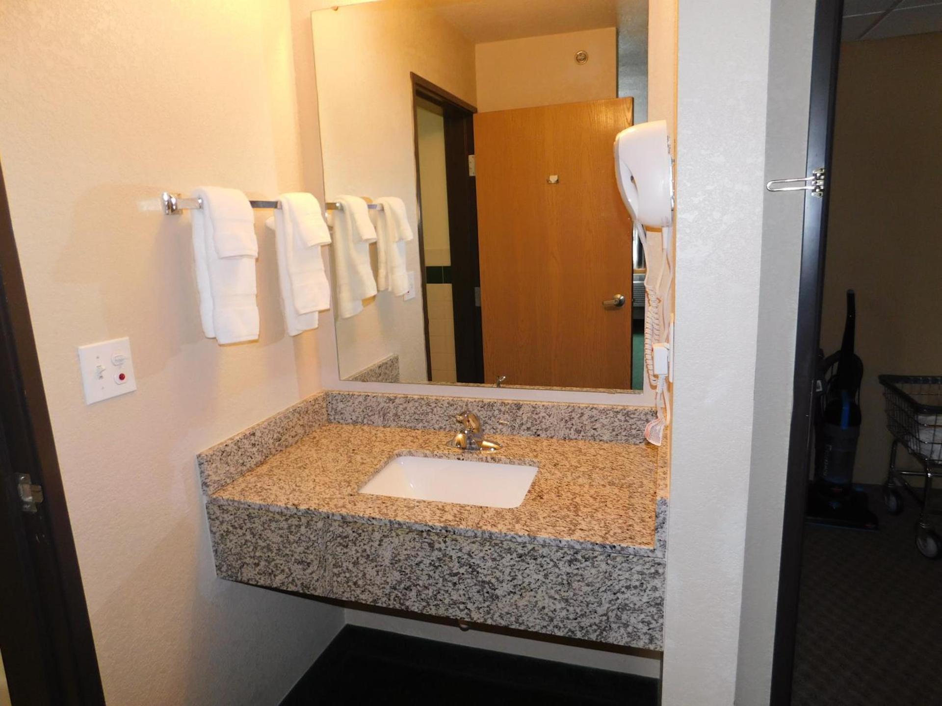 AmericInn by Wyndham Oscoda Near AuSable River photo 10
