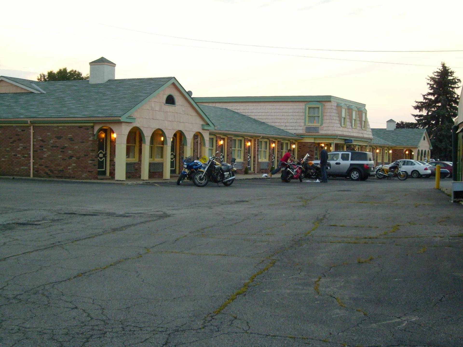 Relax Inn - Shelby photo 1