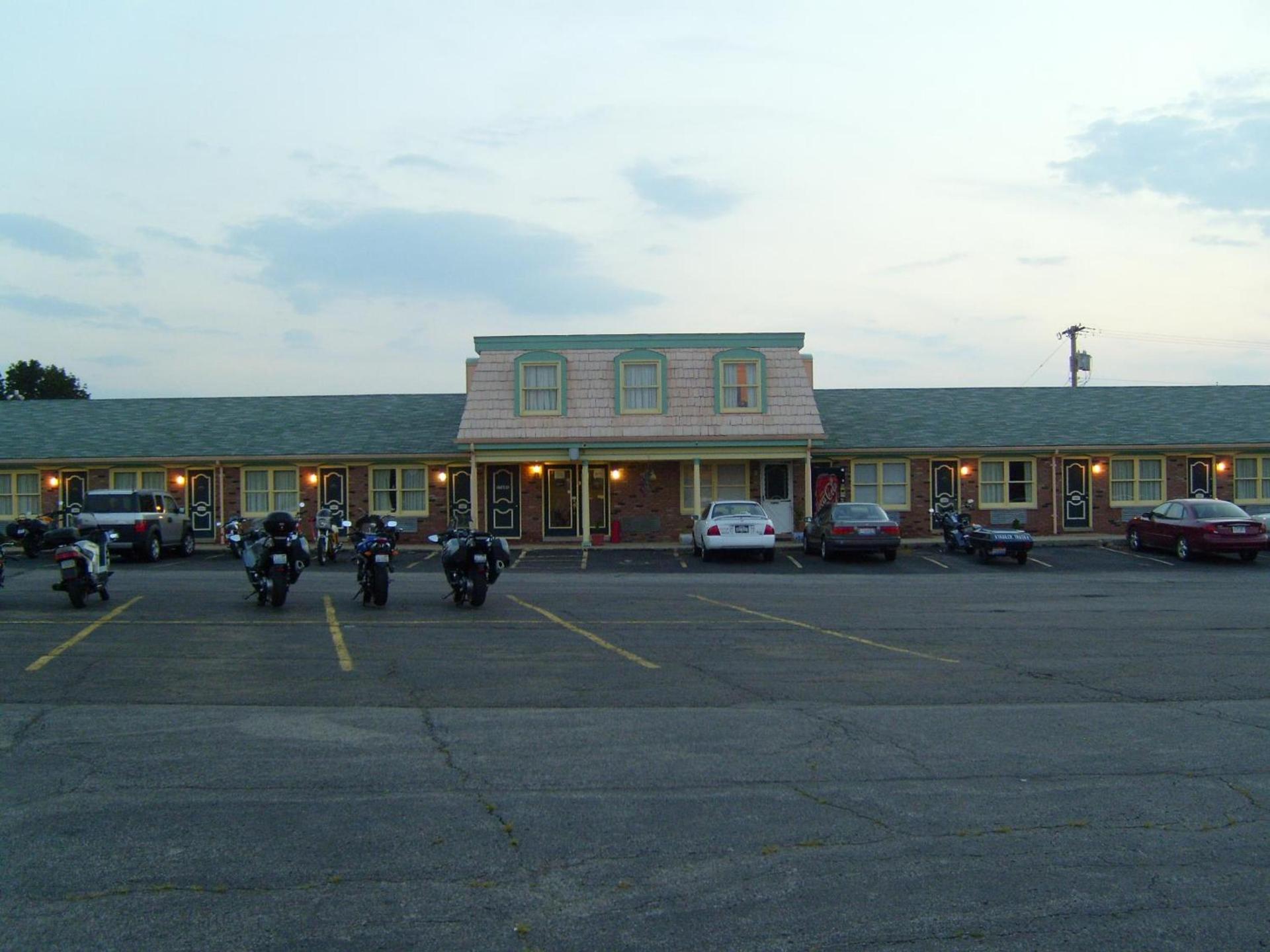 Relax Inn - Shelby photo 4