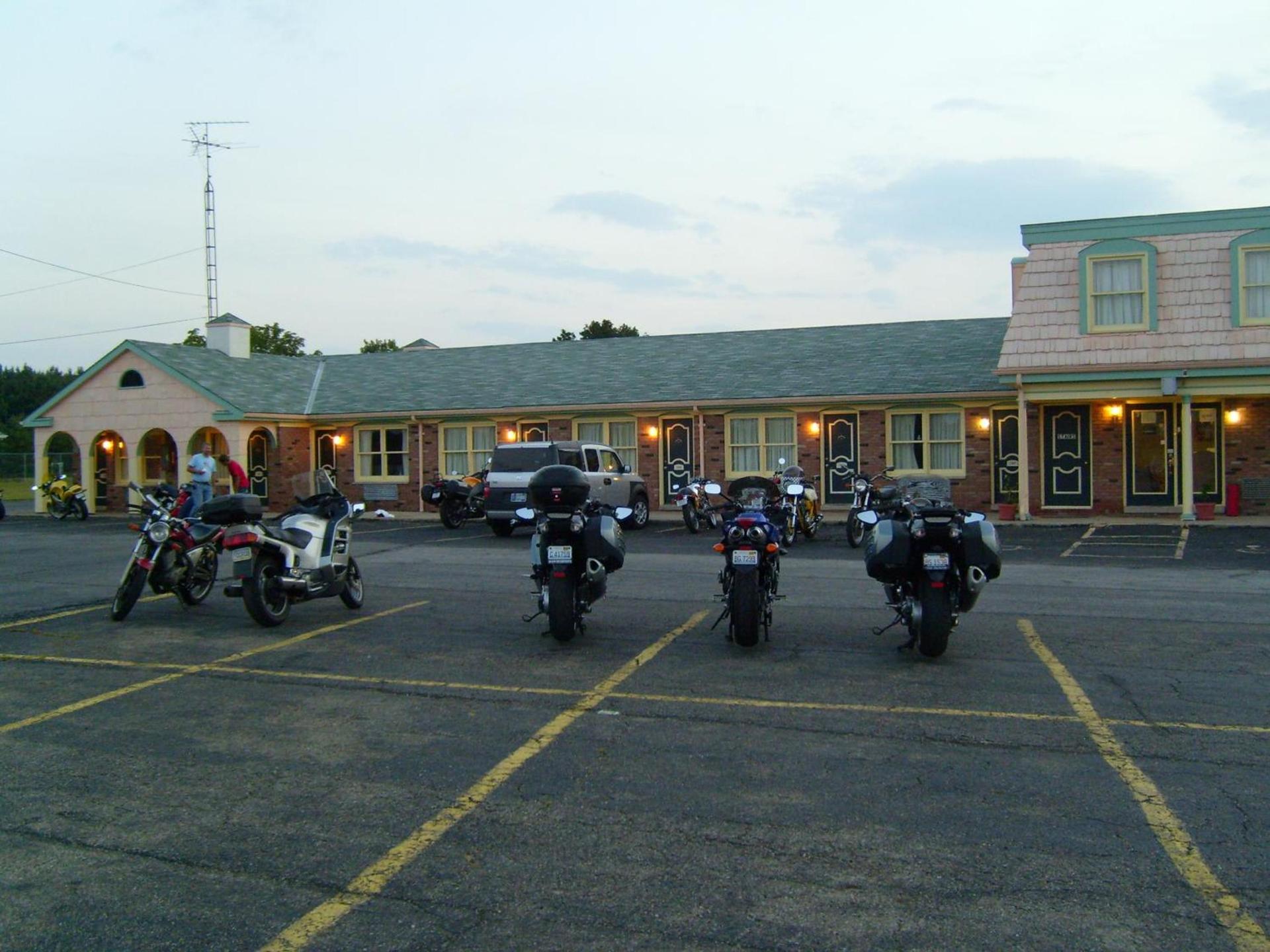 Relax Inn - Shelby photo 3