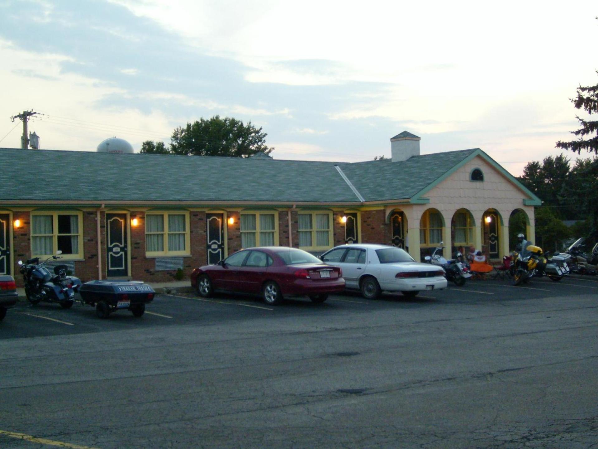 Relax Inn - Shelby photo 2