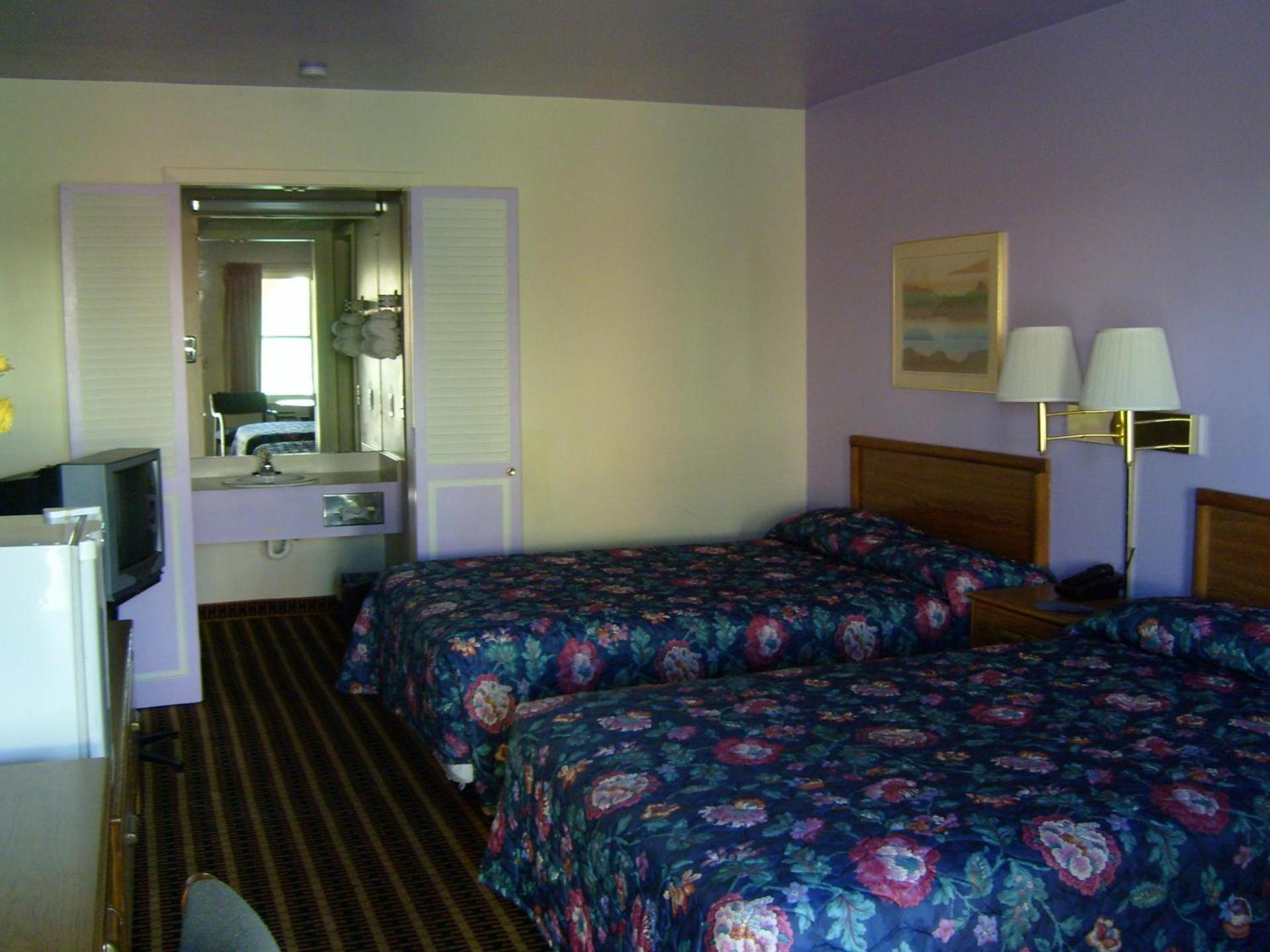 Relax Inn - Shelby photo 11