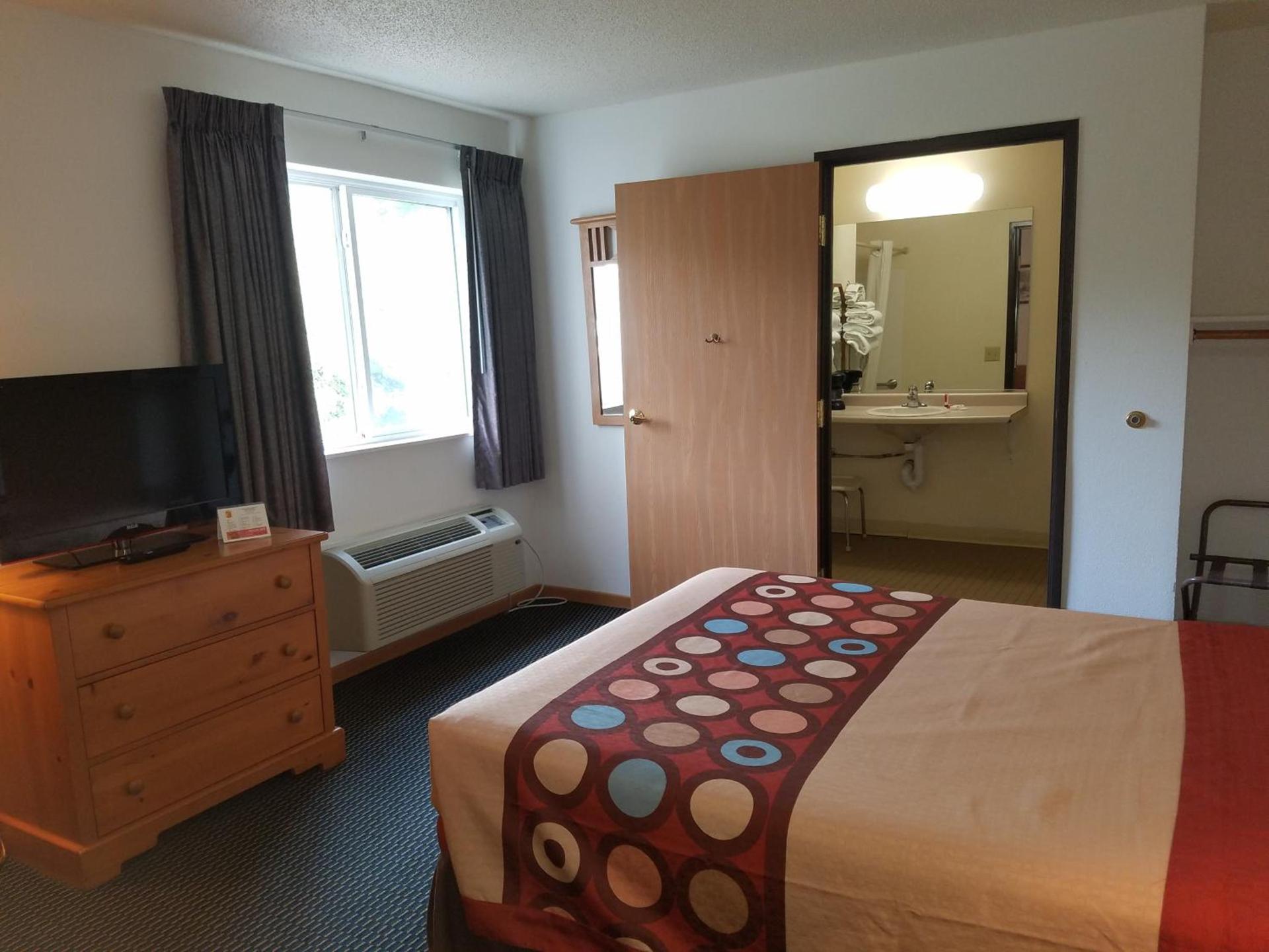 Super 8 by Wyndham Phillips photo 25