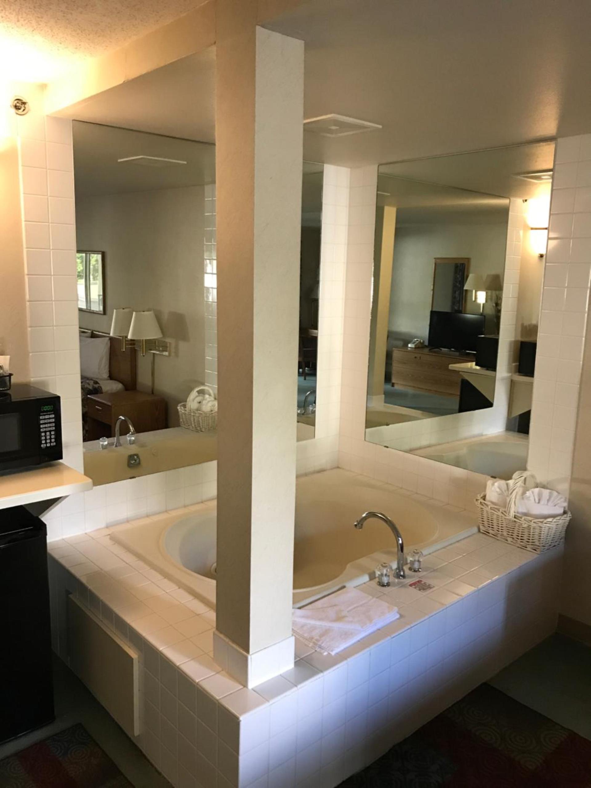 Econo Lodge Inn & Suites Oconto photo 6