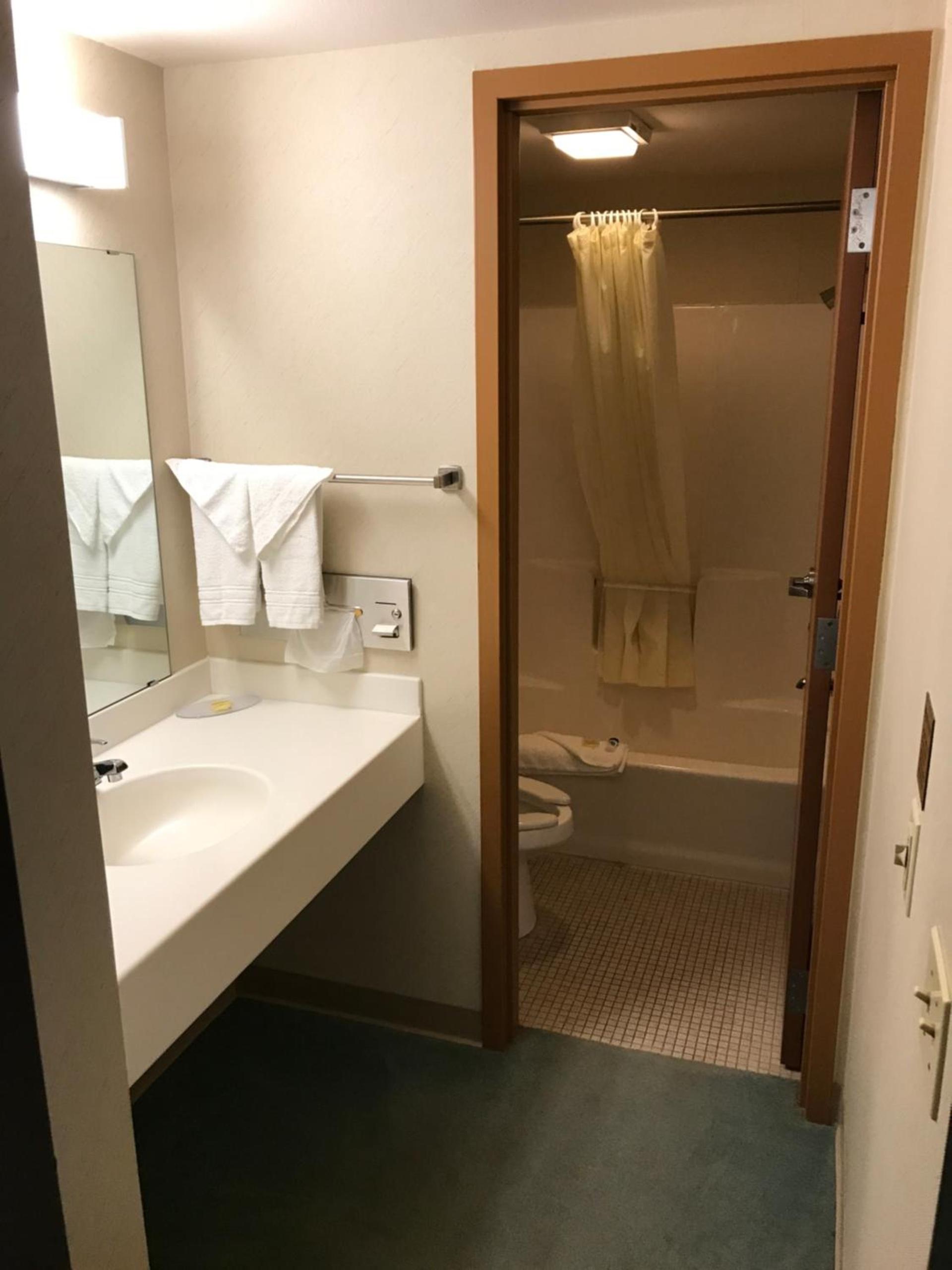 Econo Lodge Inn & Suites Oconto photo 5