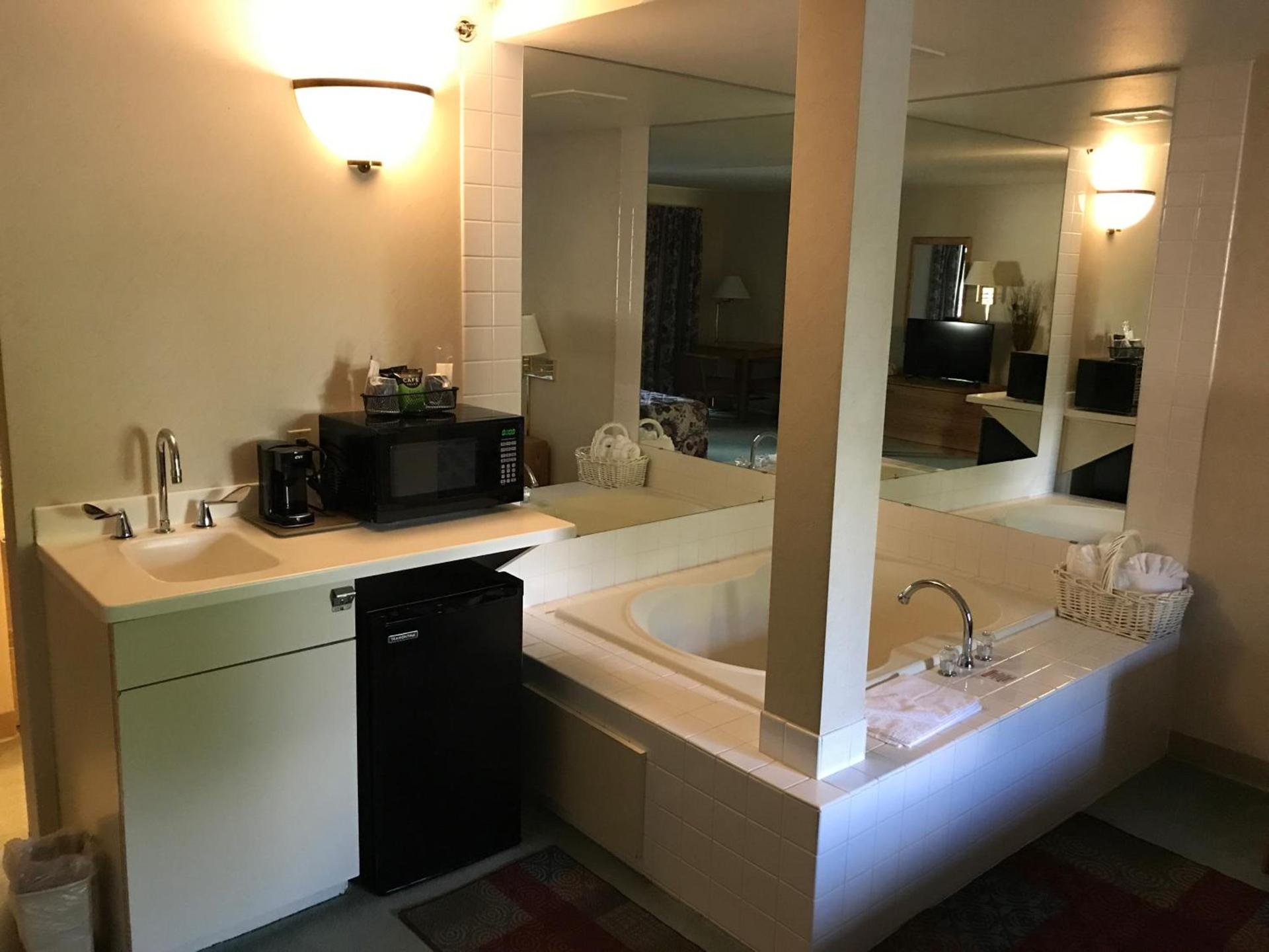 Econo Lodge Inn & Suites Oconto photo 4