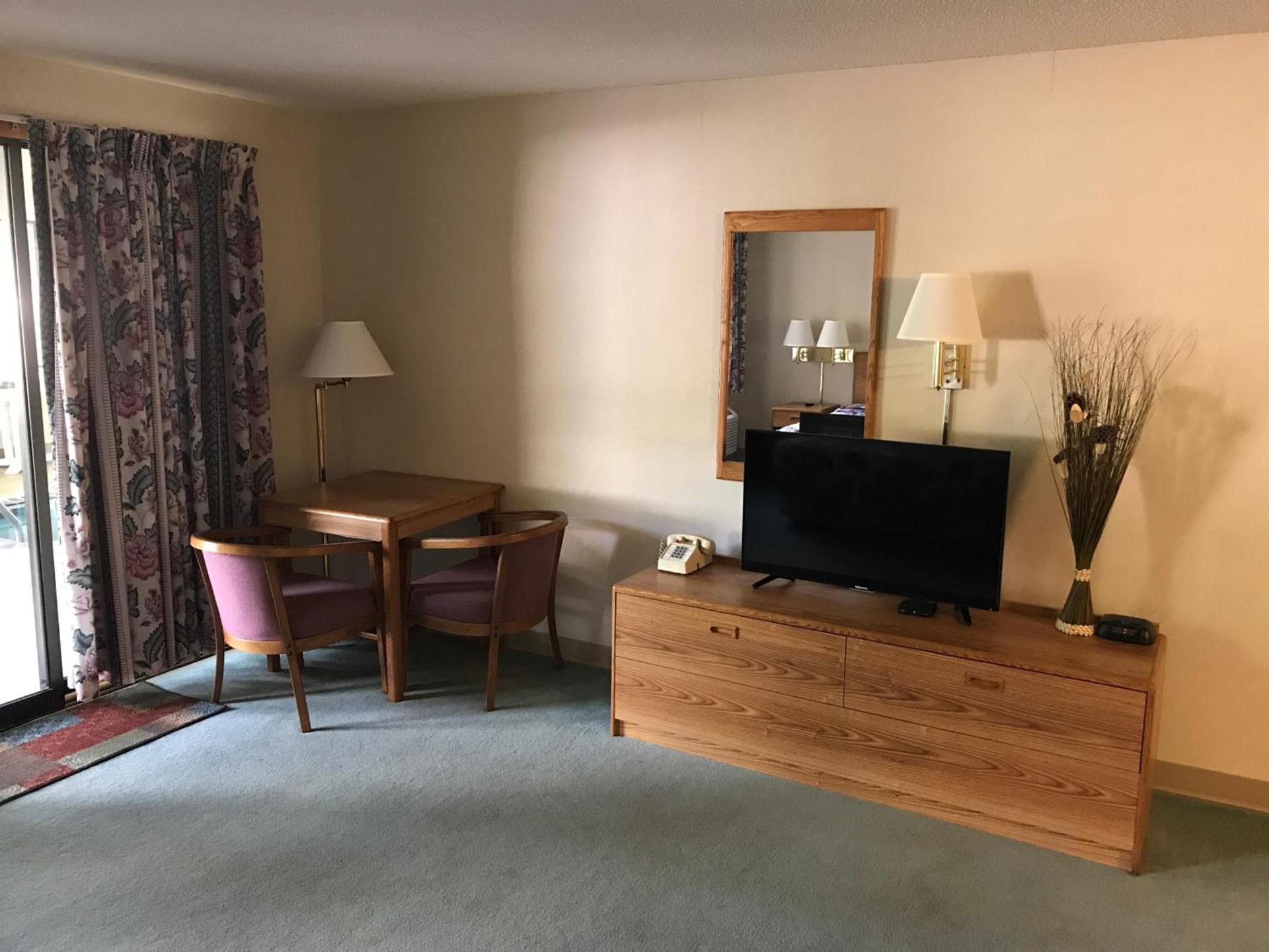Econo Lodge Inn & Suites Oconto photo 3