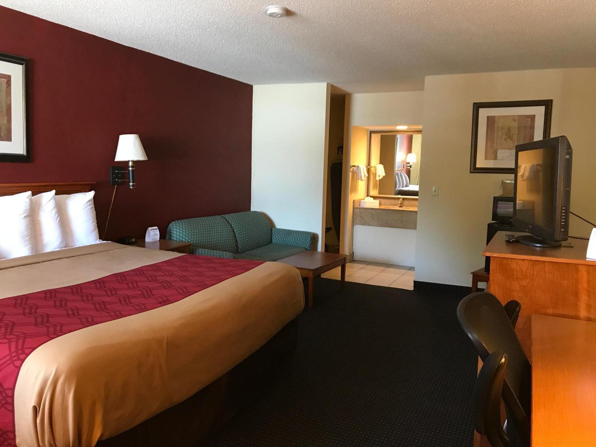 Red Carpet Inn Norwalk photo 11