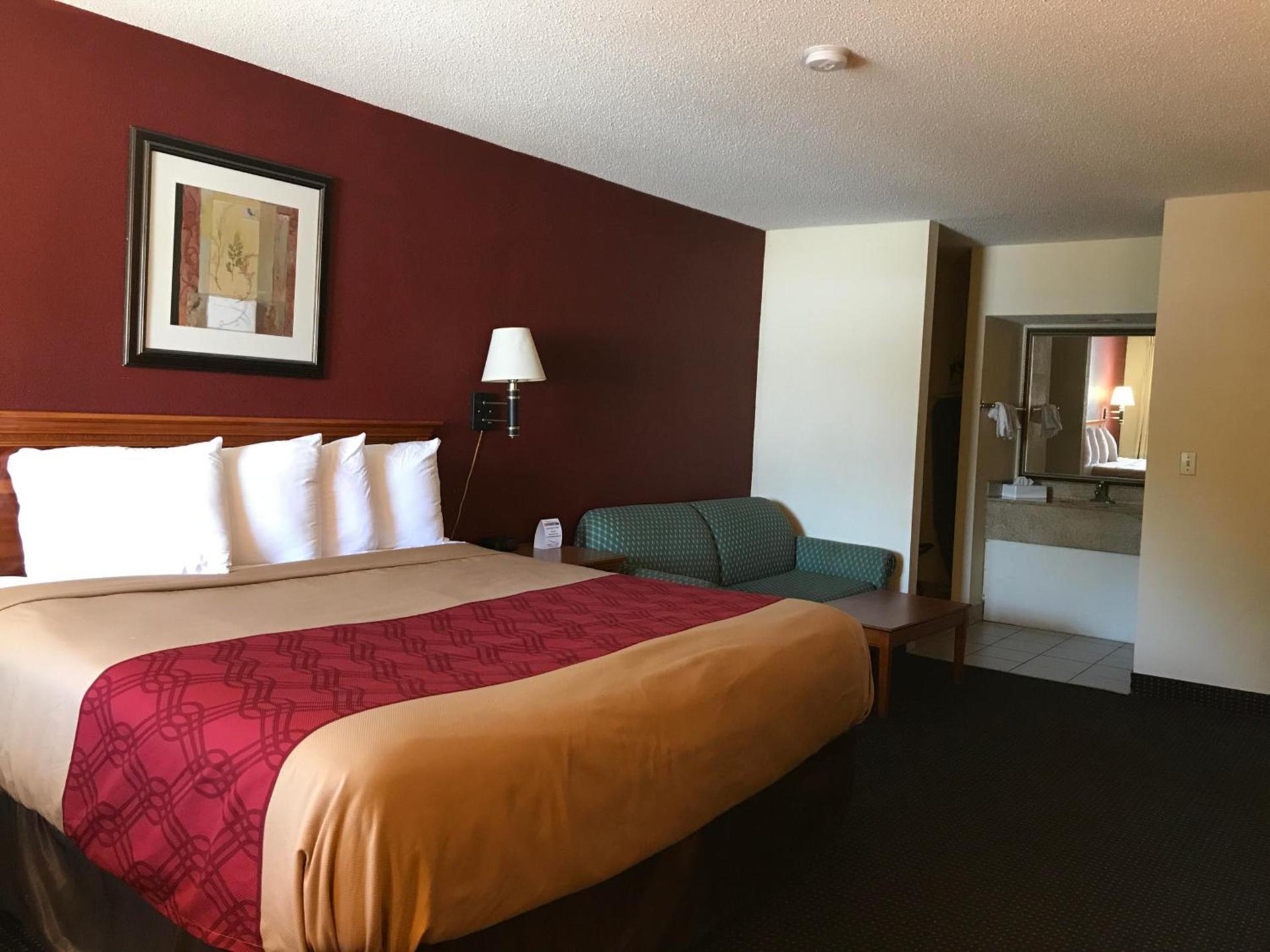 Red Carpet Inn Norwalk photo 10