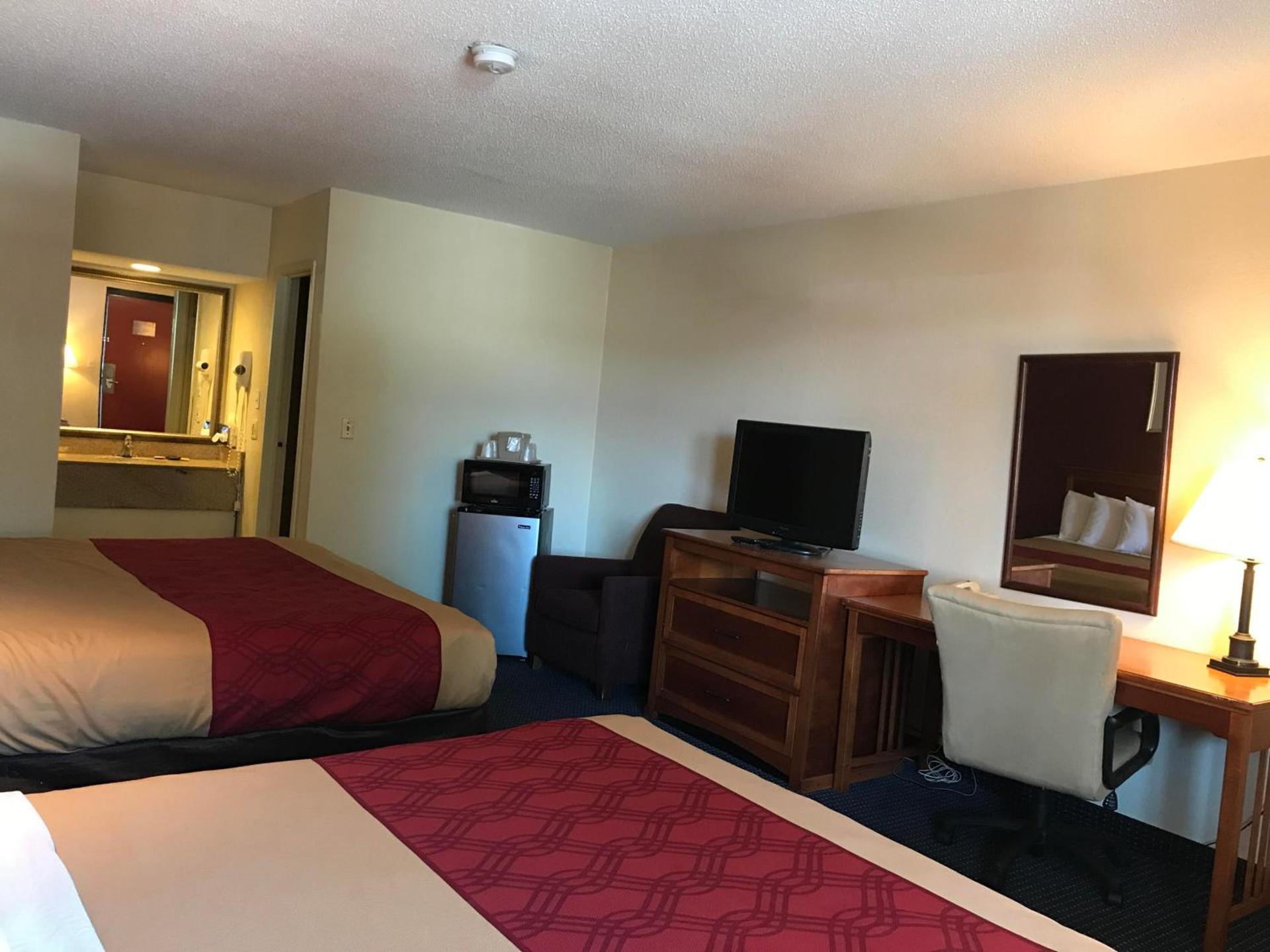 Red Carpet Inn Norwalk photo 3