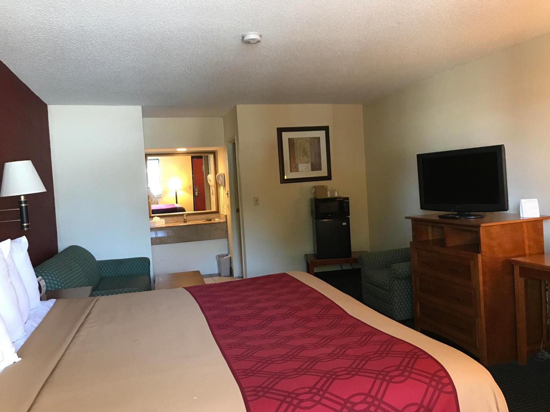 Red Carpet Inn Norwalk photo 2
