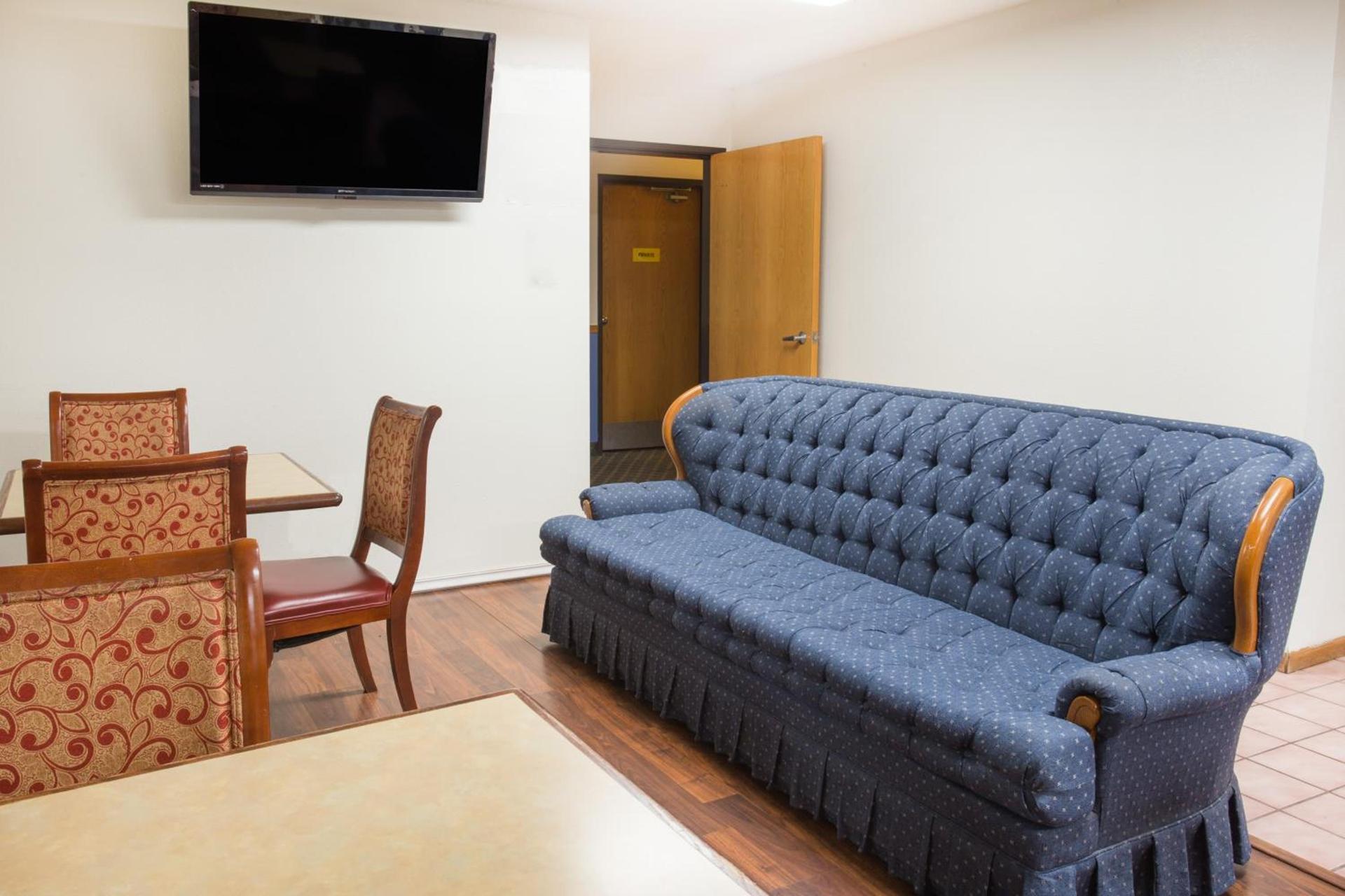 Super 8 by Wyndham Monmouth IL photo 19