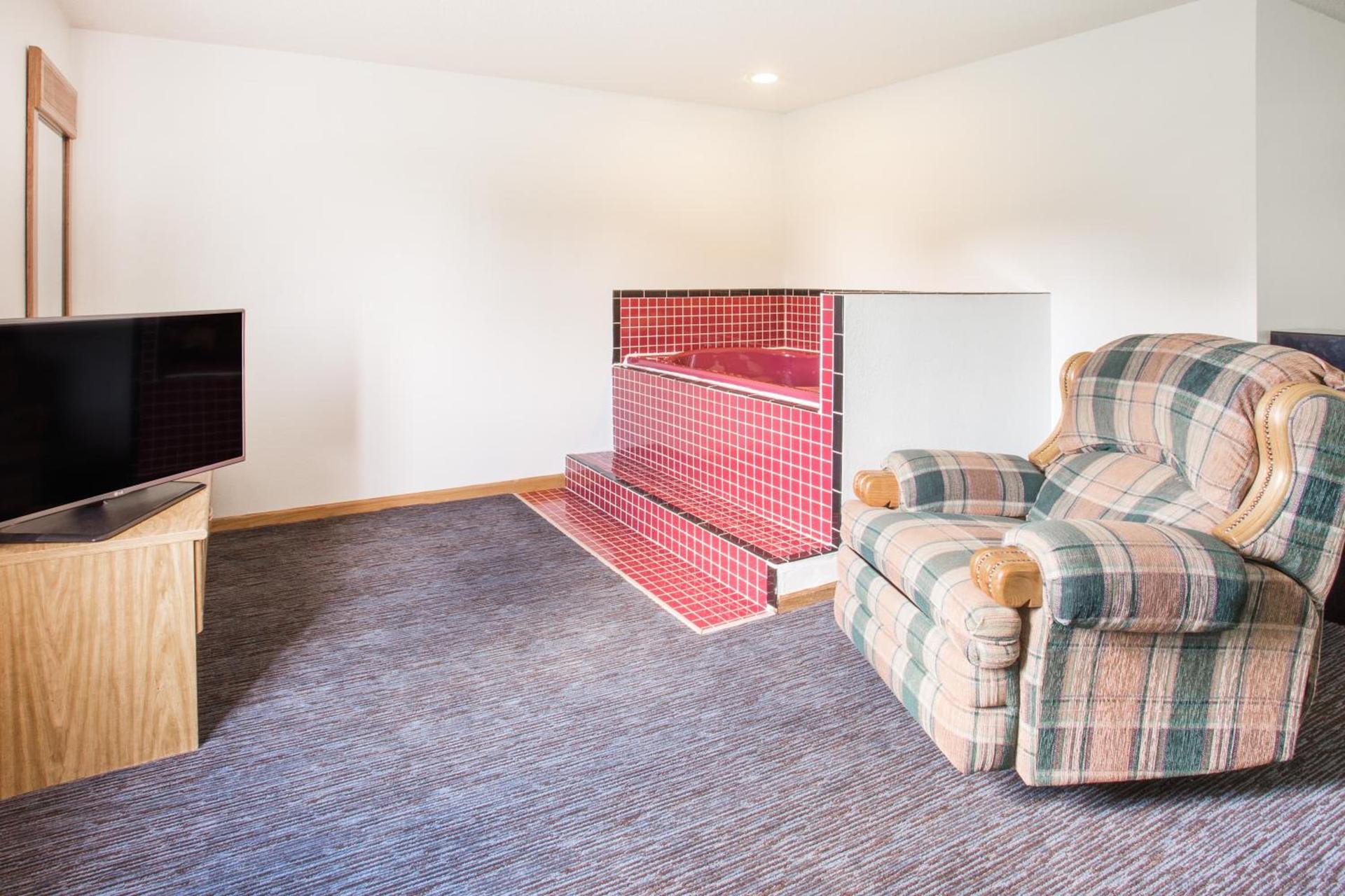 Super 8 by Wyndham Monmouth IL photo 21