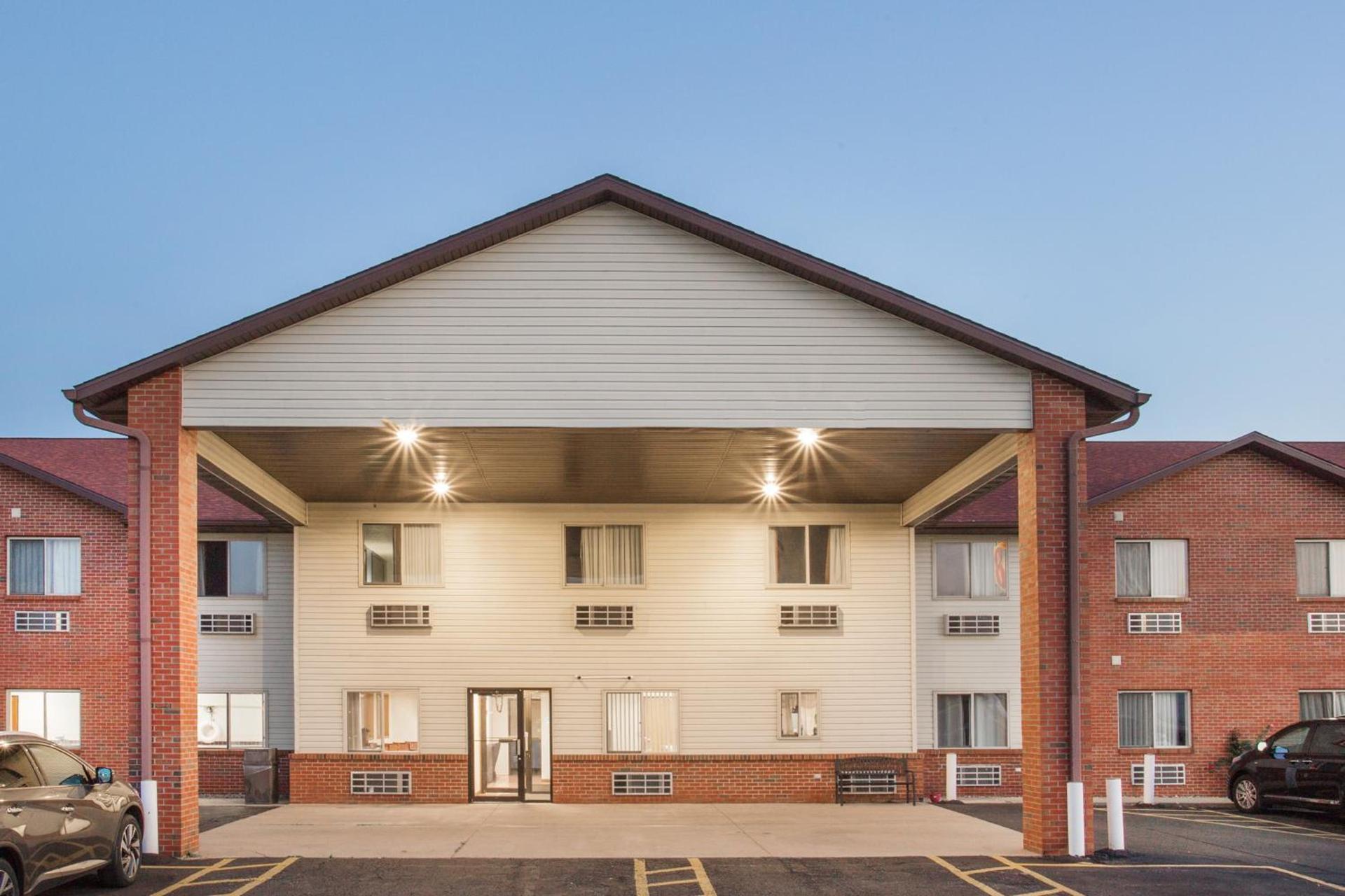 Super 8 by Wyndham Monmouth IL photo 24