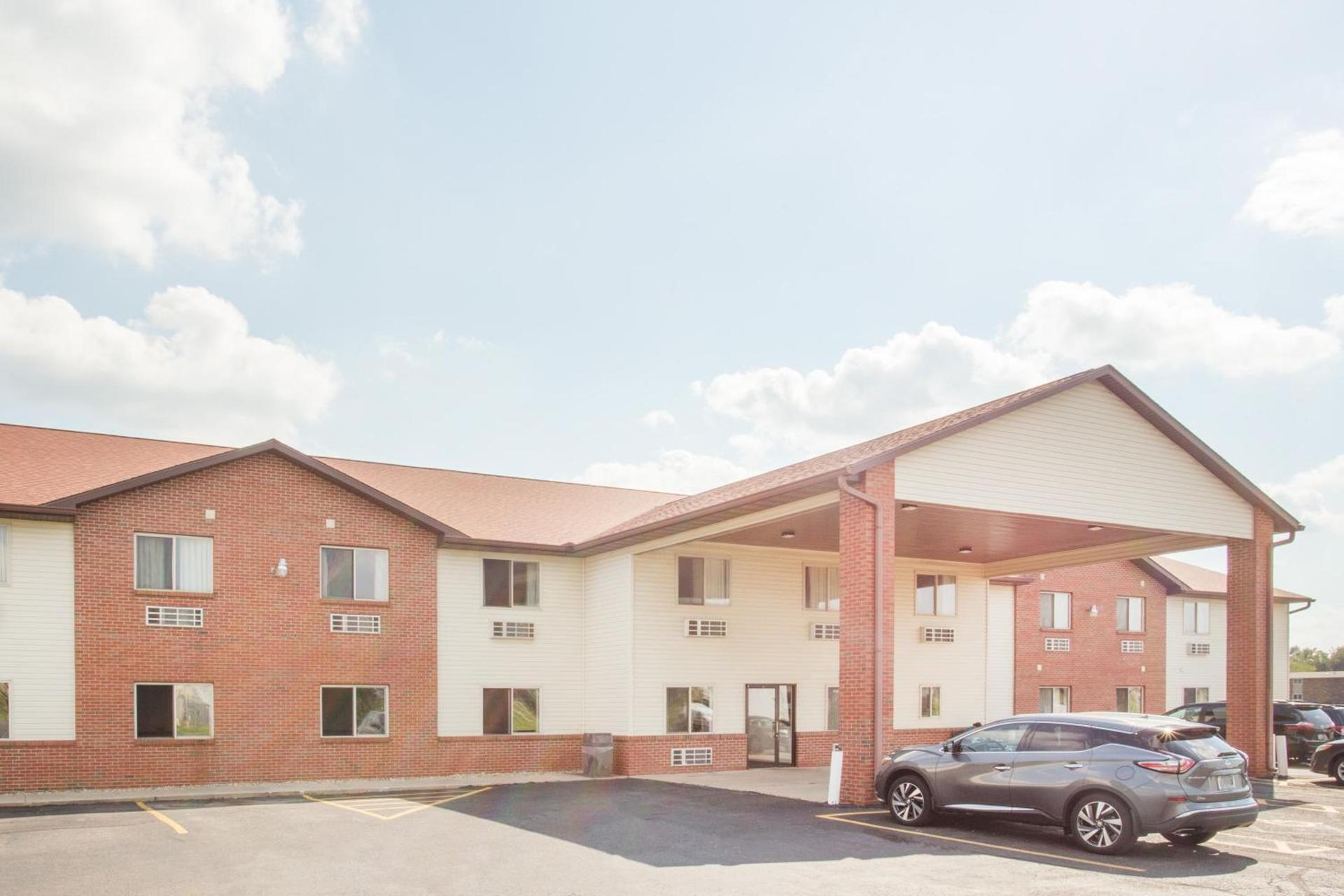 Super 8 by Wyndham Monmouth IL photo 25
