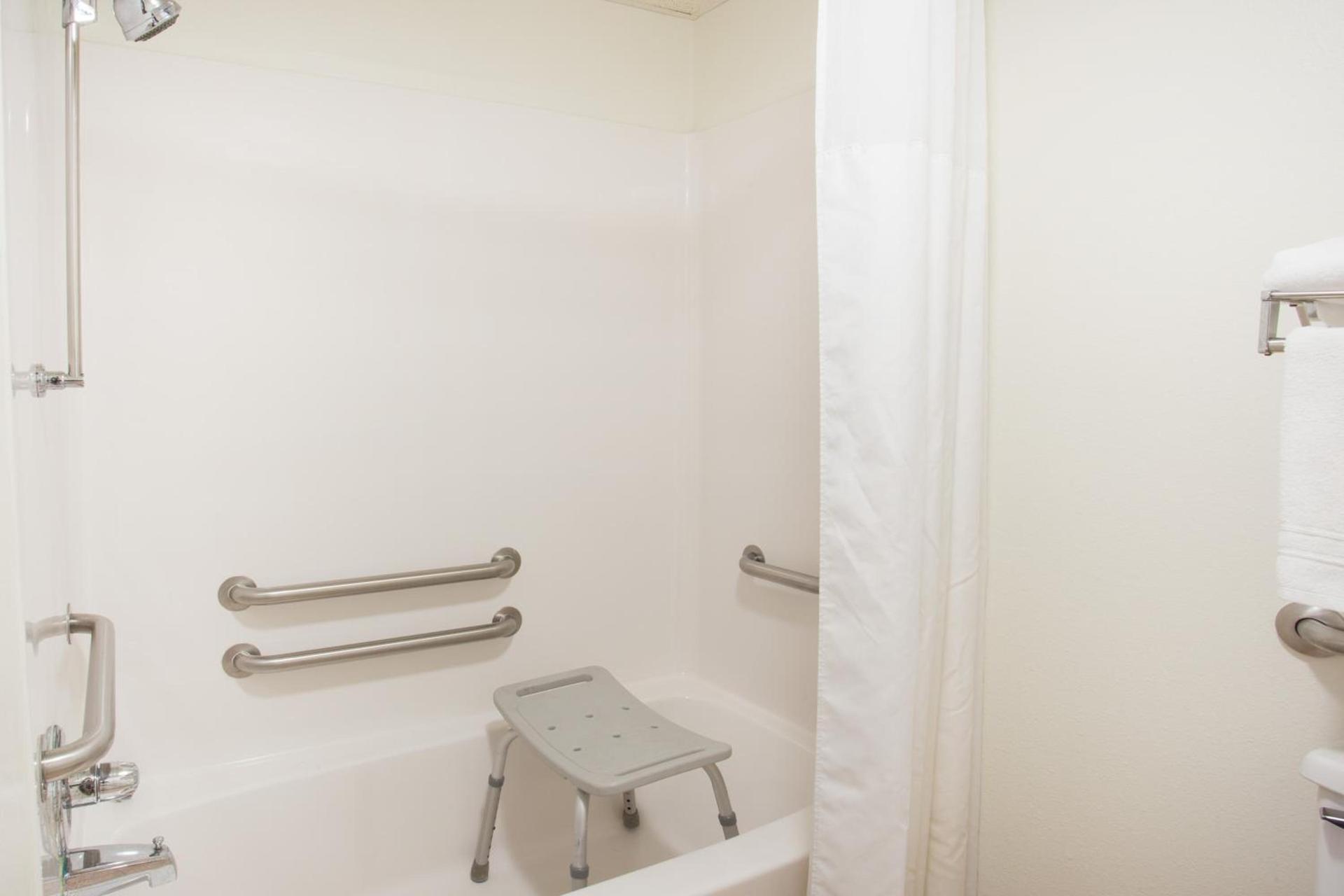 Super 8 by Wyndham Monmouth IL photo 31