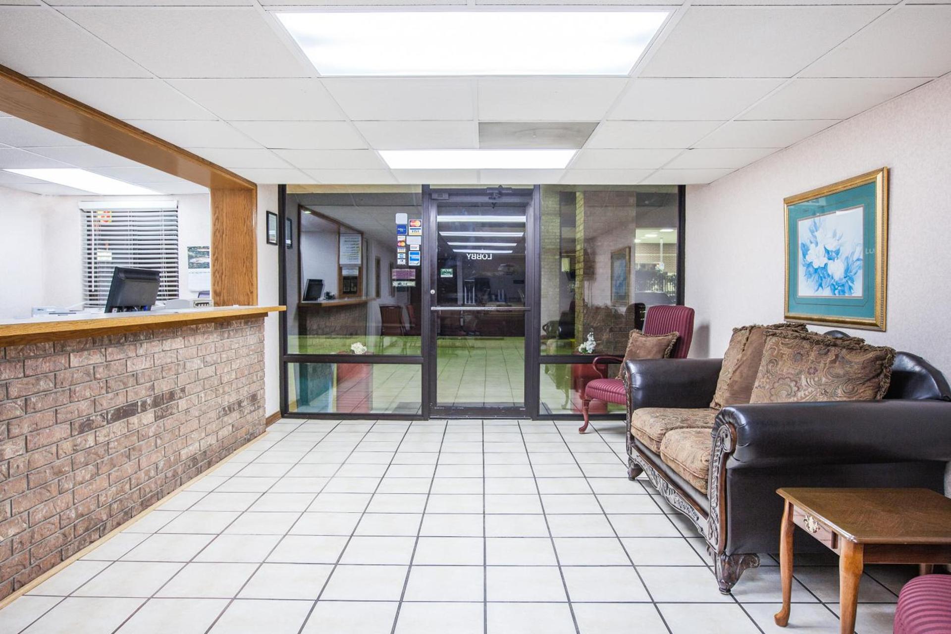 Super 8 by Wyndham Clinton photo 18