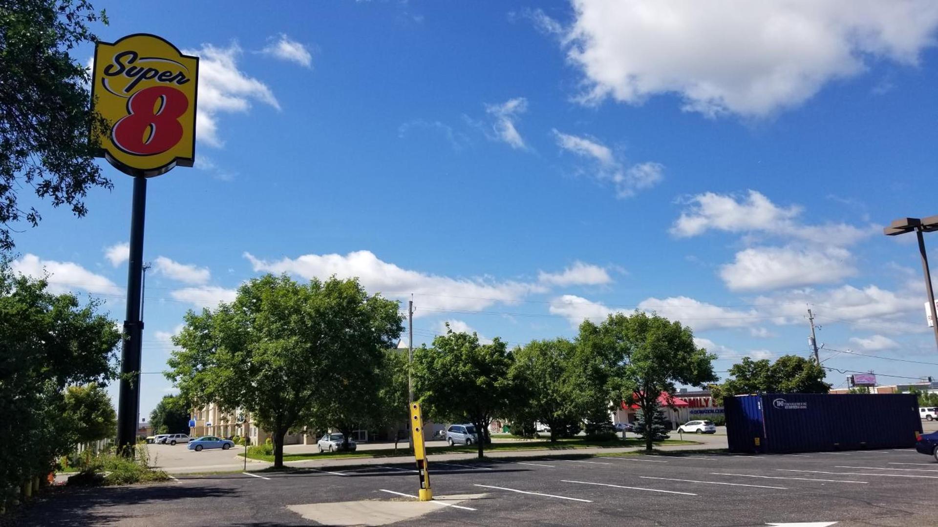 Super 8 by Wyndham St. Cloud photo 18