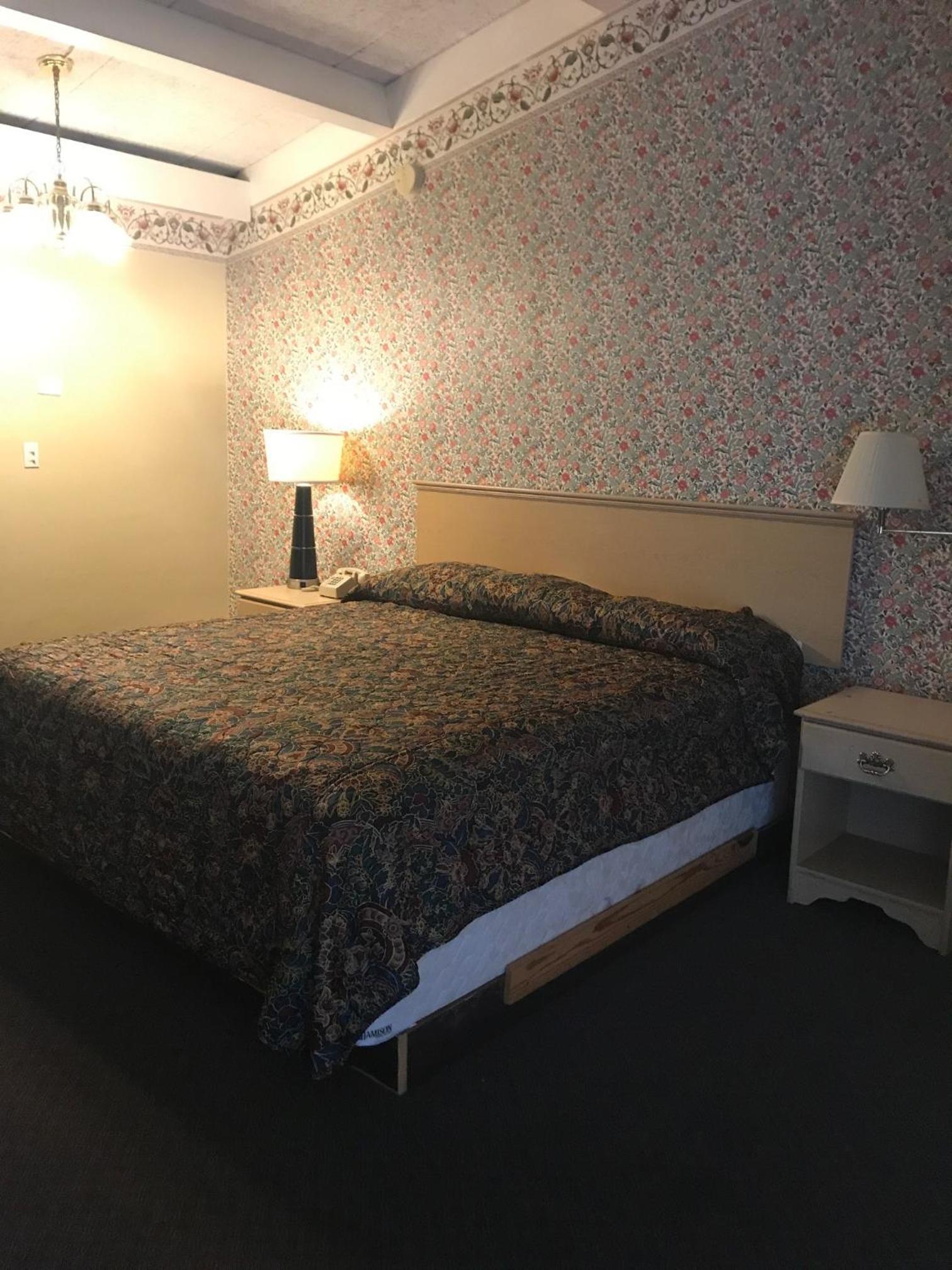 Red Carpet Inn photo 46
