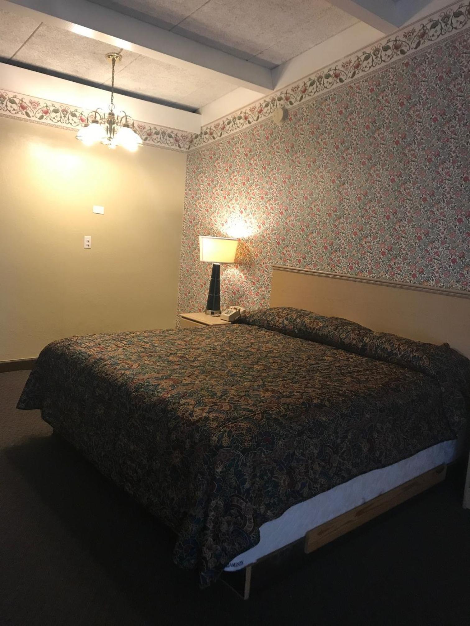 Red Carpet Inn photo 34