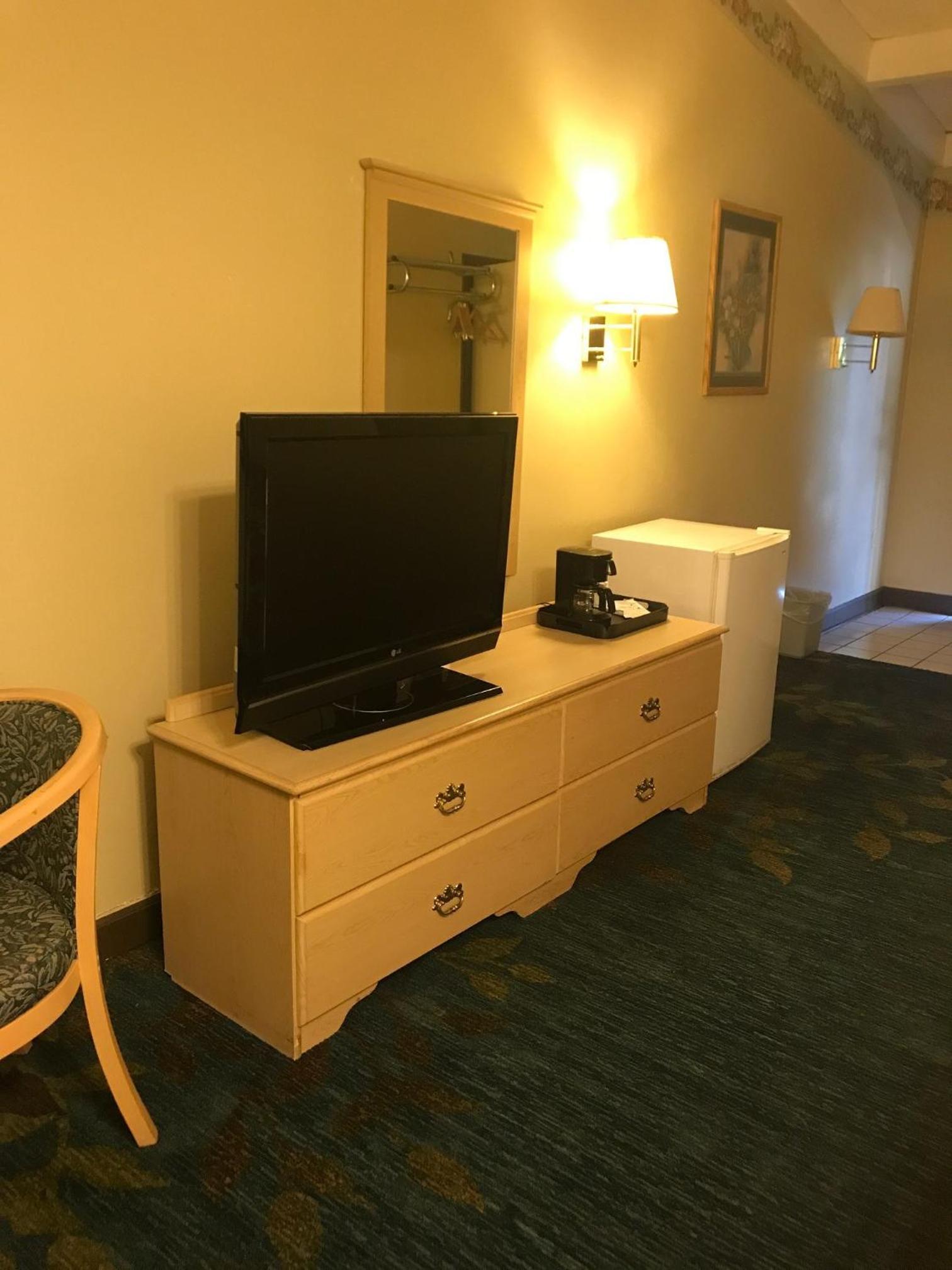 Red Carpet Inn photo 18