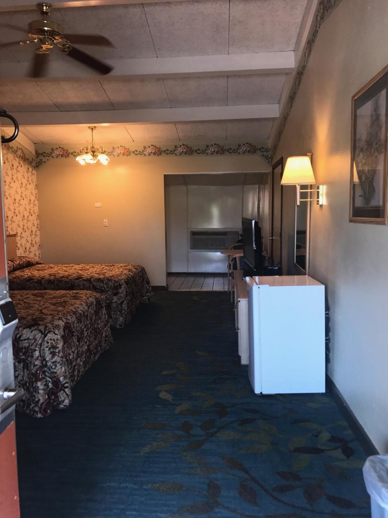 Red Carpet Inn photo 22
