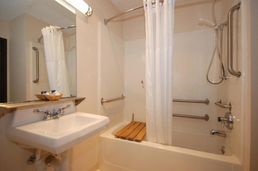 Baymont by Wyndham Delaware photo 10