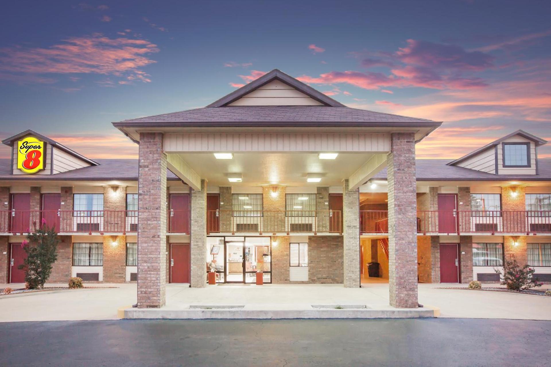 Super 8 by Wyndham Clinton photo 1