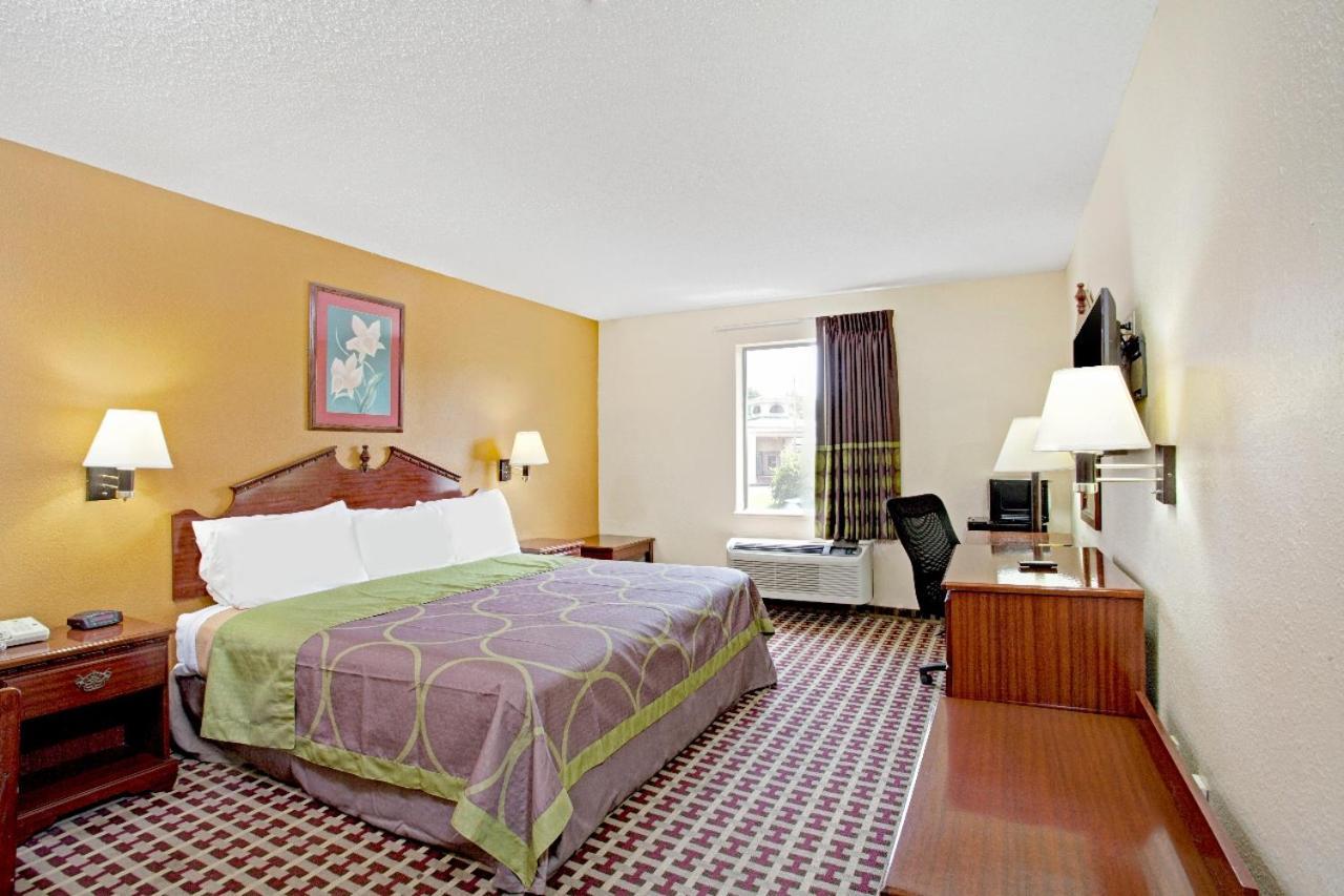 Super 8 by Wyndham Forrest City AR photo 21